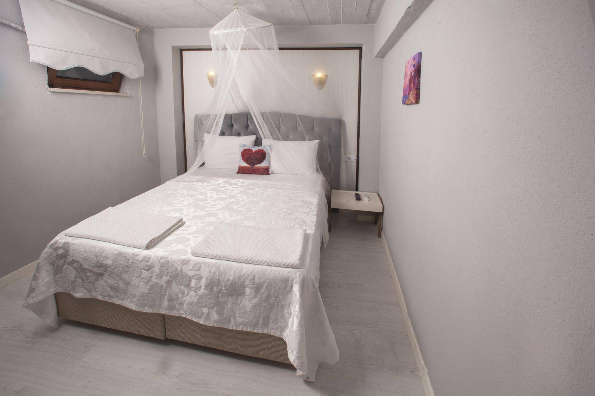 Iola Hotel