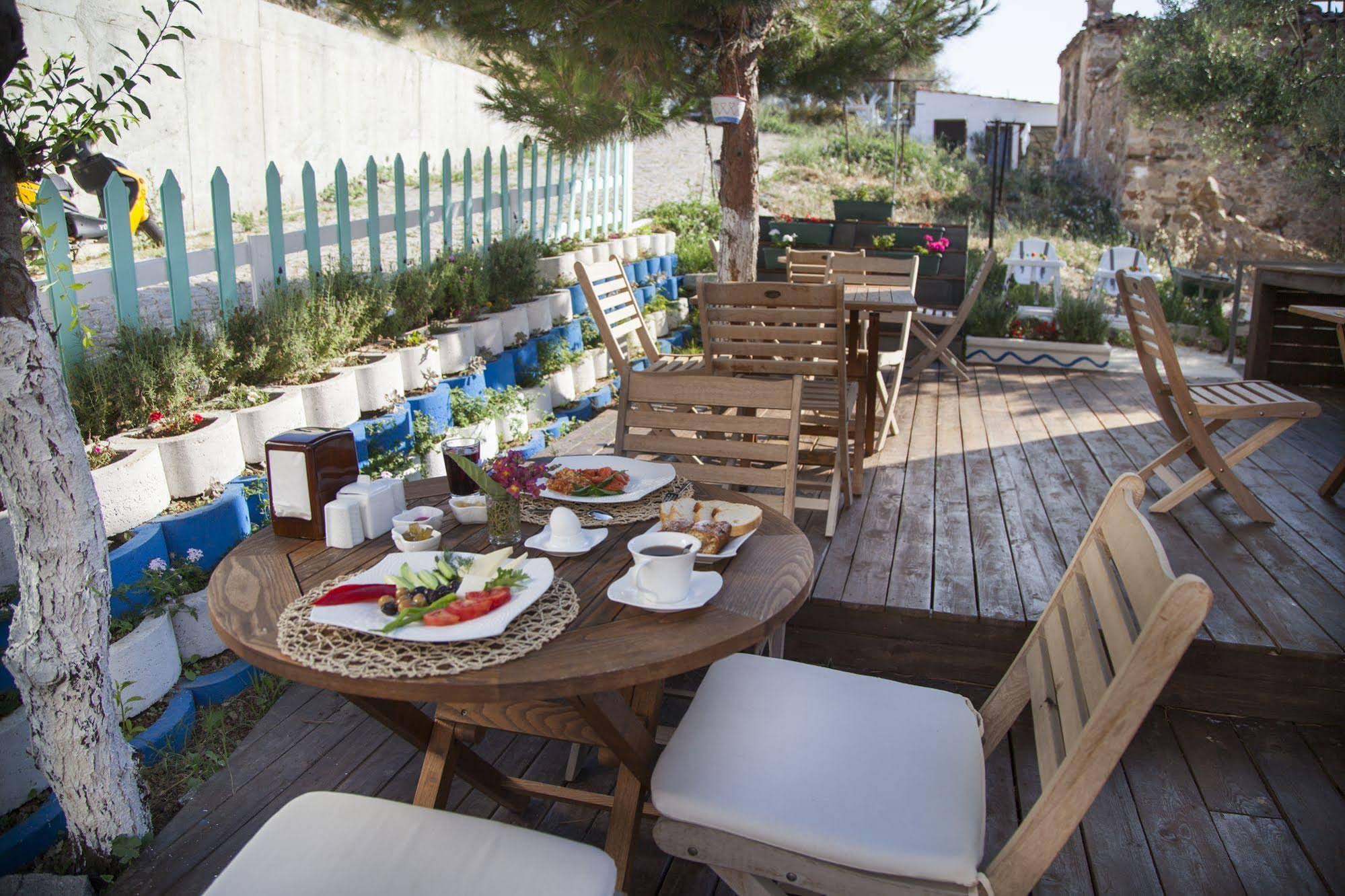 Iola Hotel