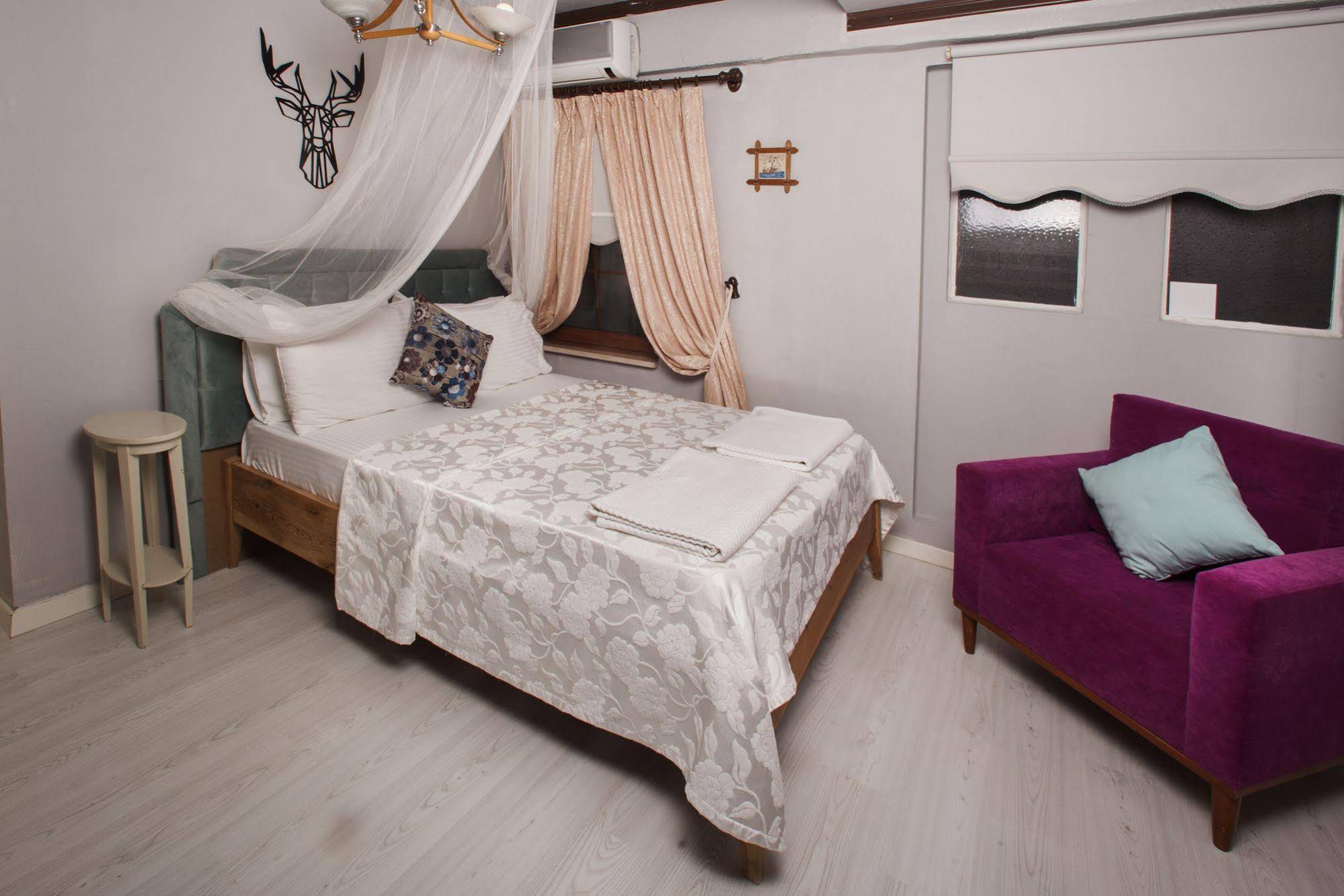 Iola Hotel
