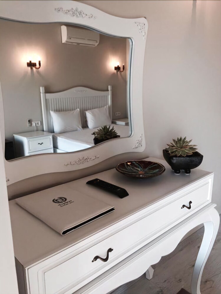 Erythros Boutique Hotel