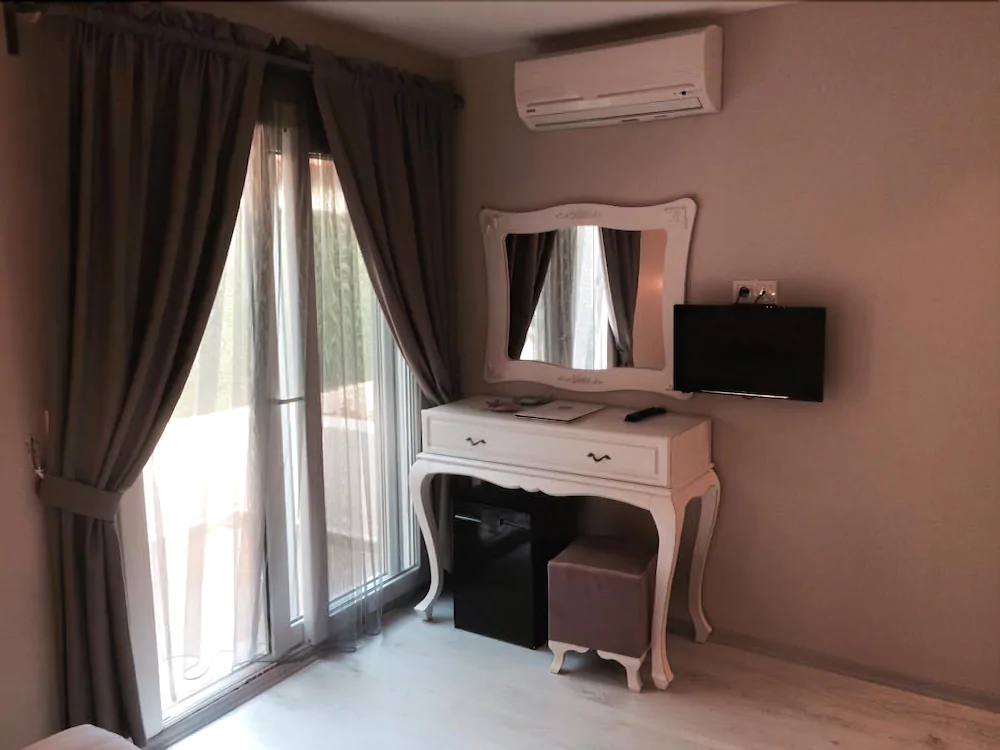 Erythros Boutique Hotel
