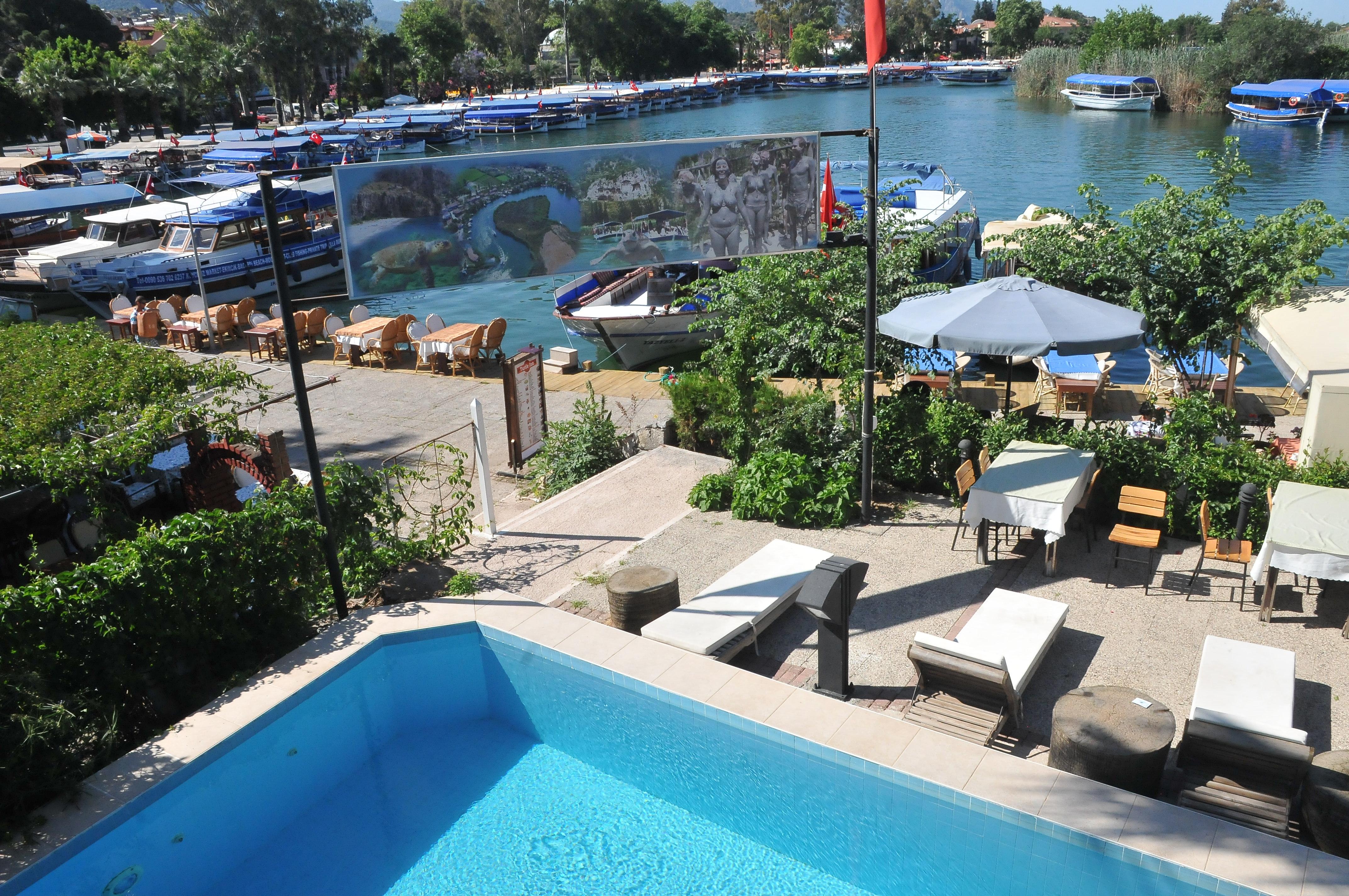 Palmyra Hotel & Sky Lounge