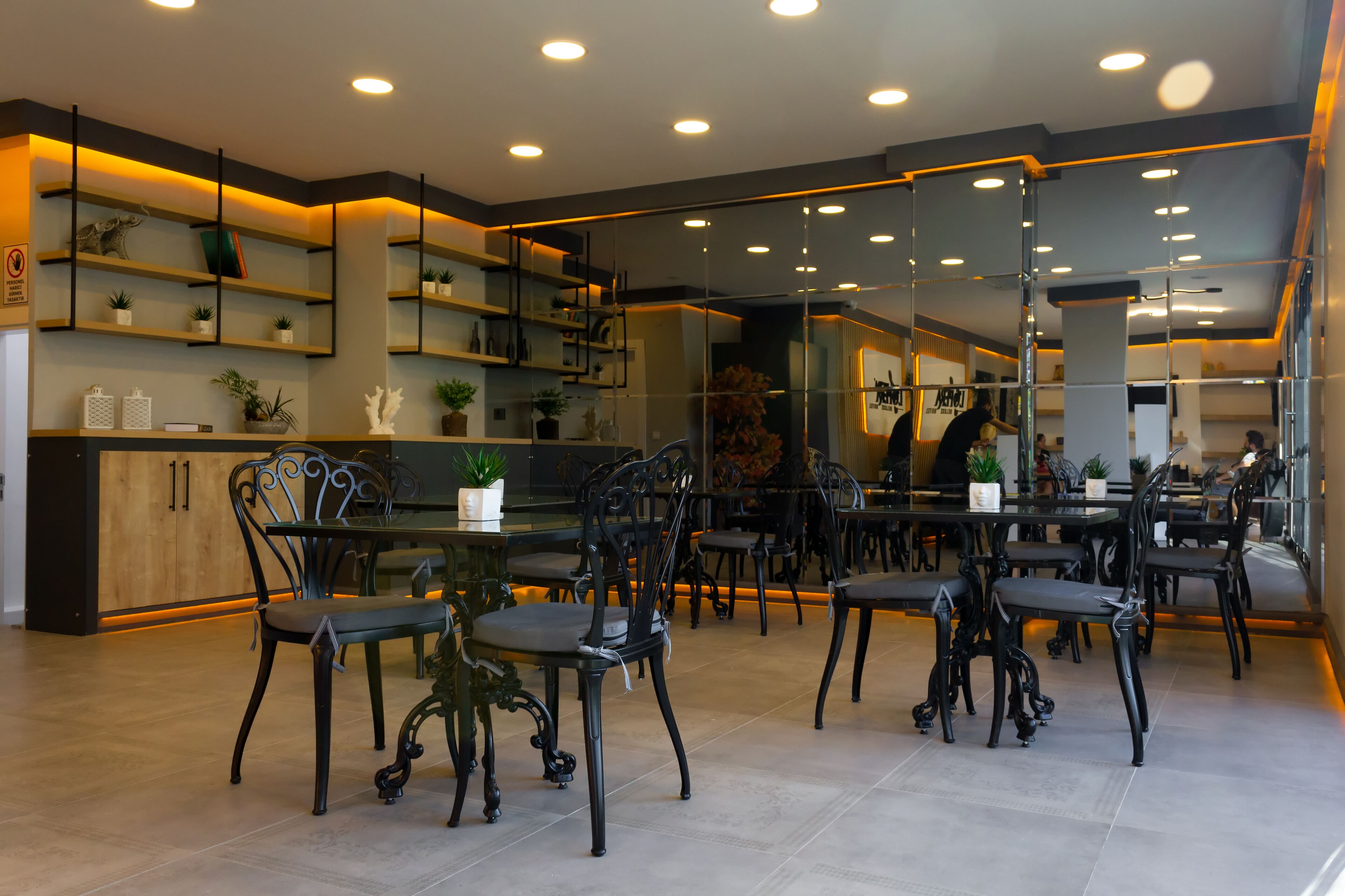 Lopera Deluxe Hotel