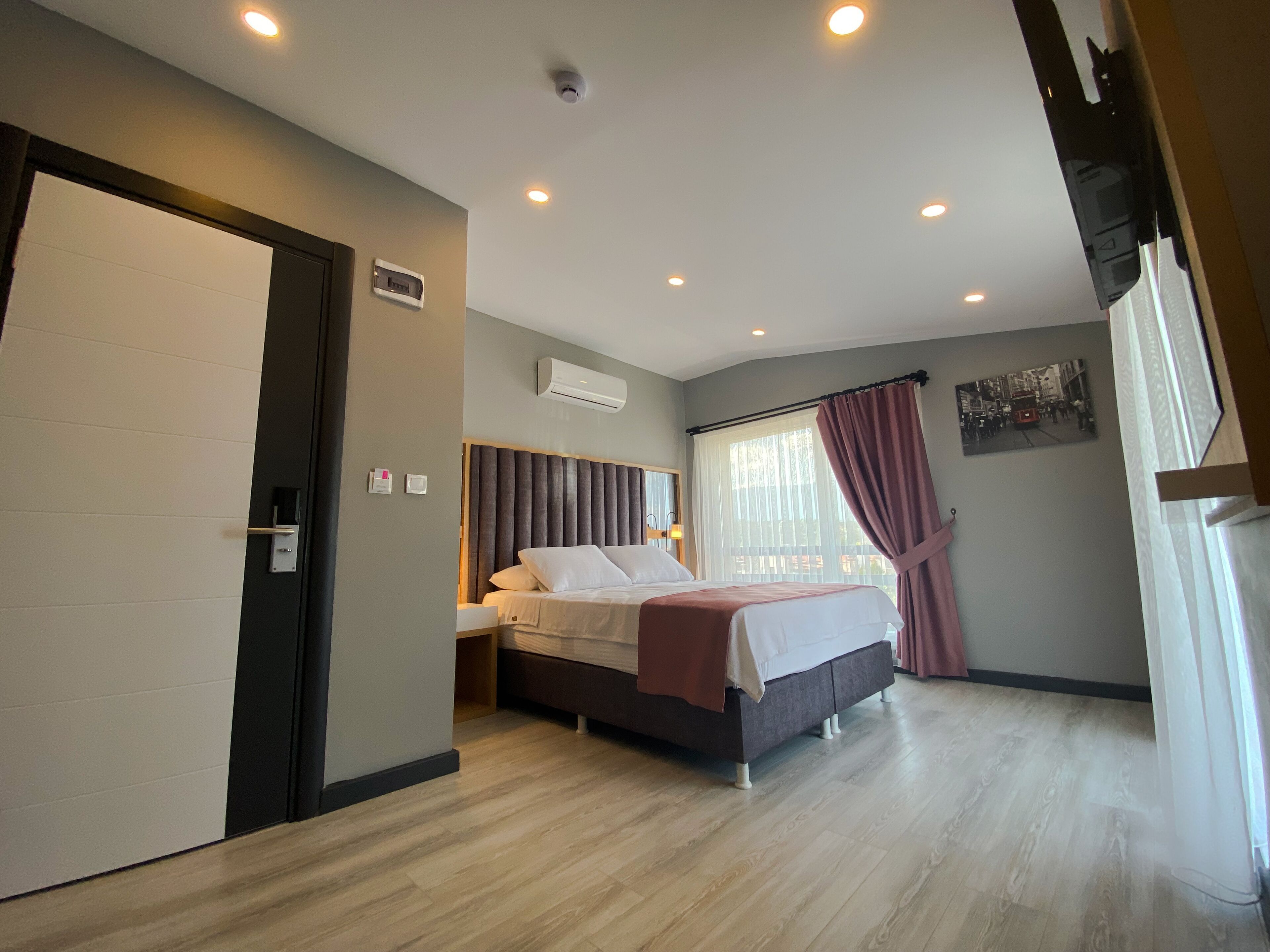 Lopera Deluxe Hotel