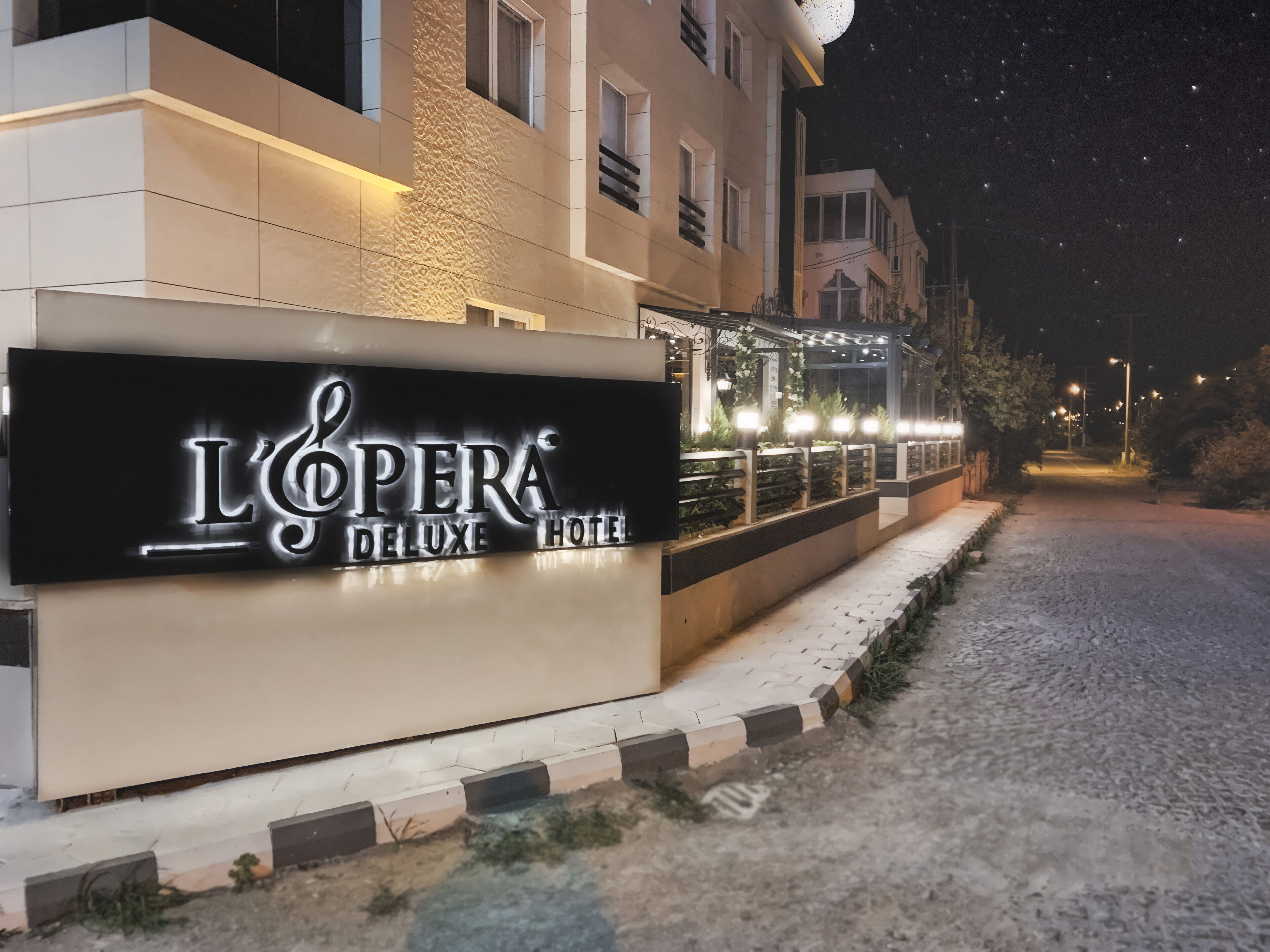 Lopera Deluxe Hotel