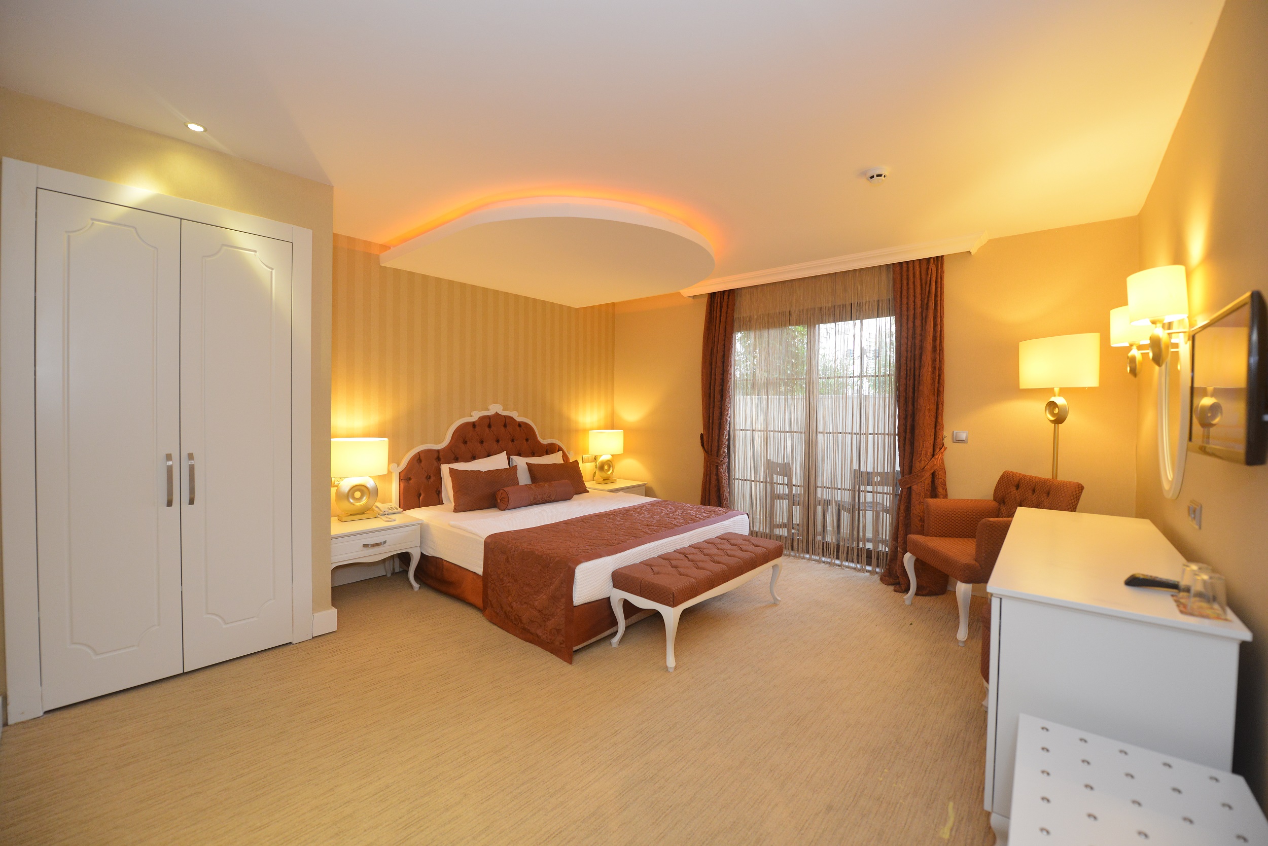 Han Deluxe Hotel & Suites