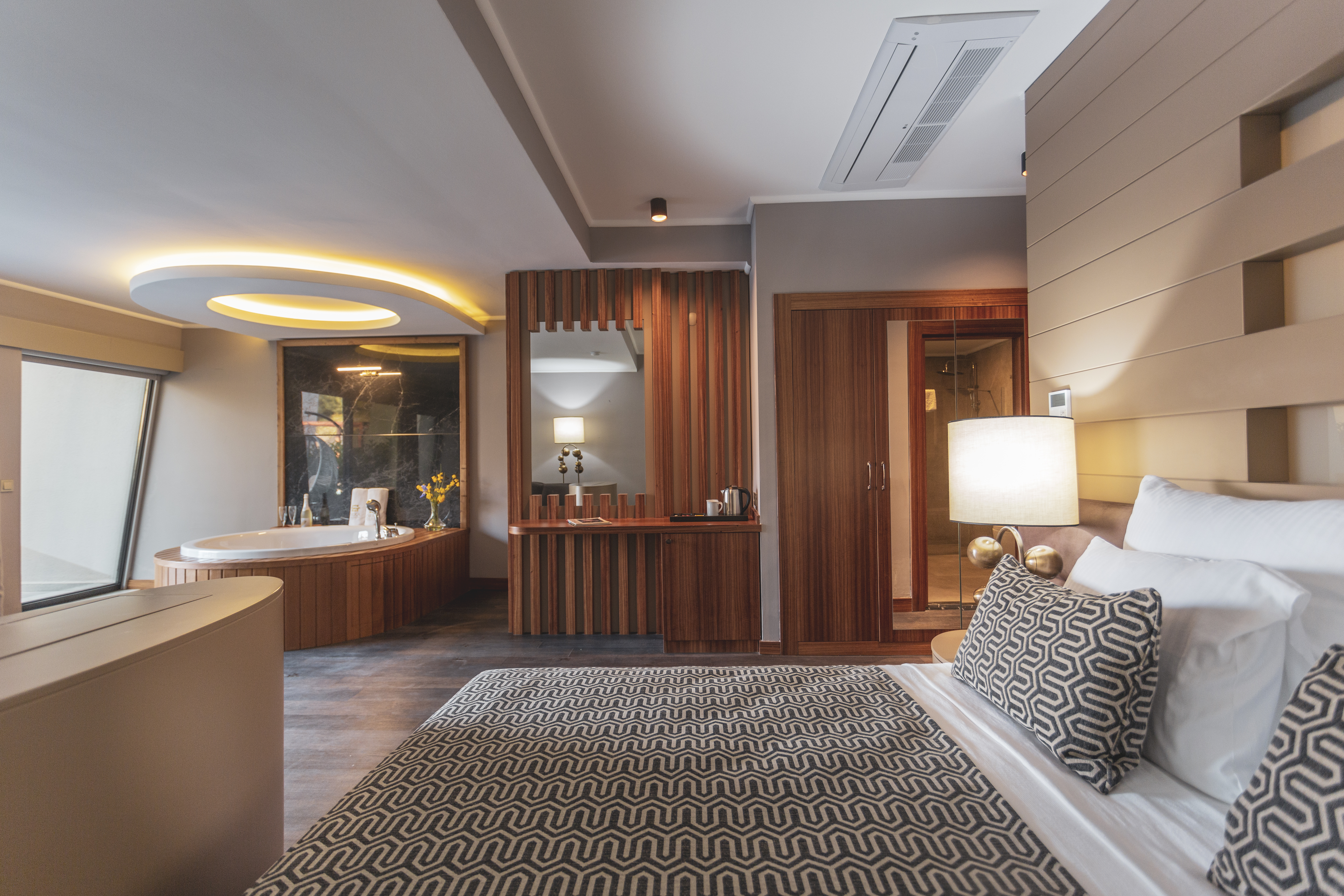 Orka Cove Hotel Penthouse & Suites