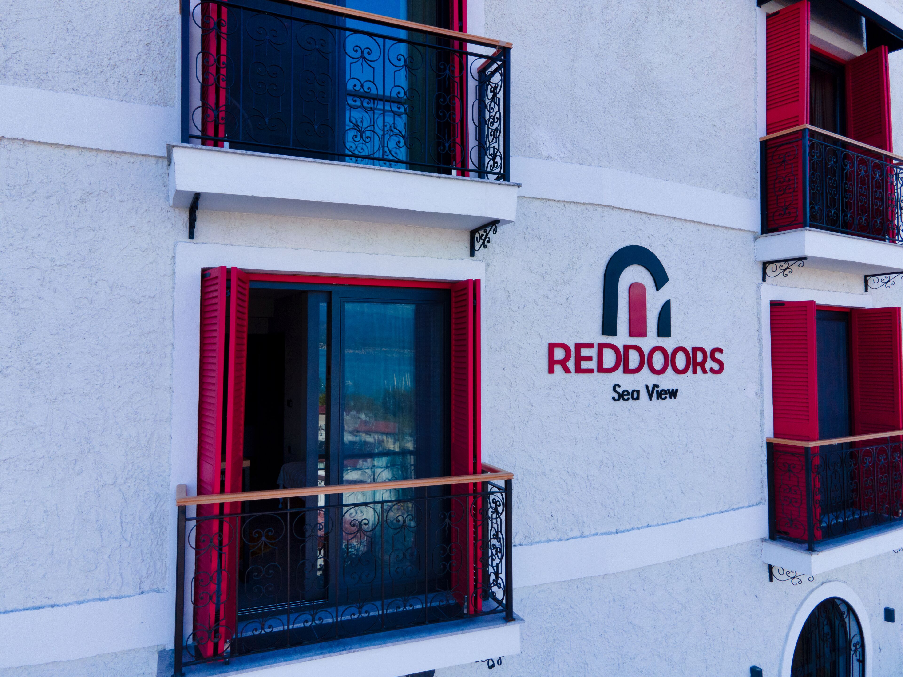 Reddoors Suites