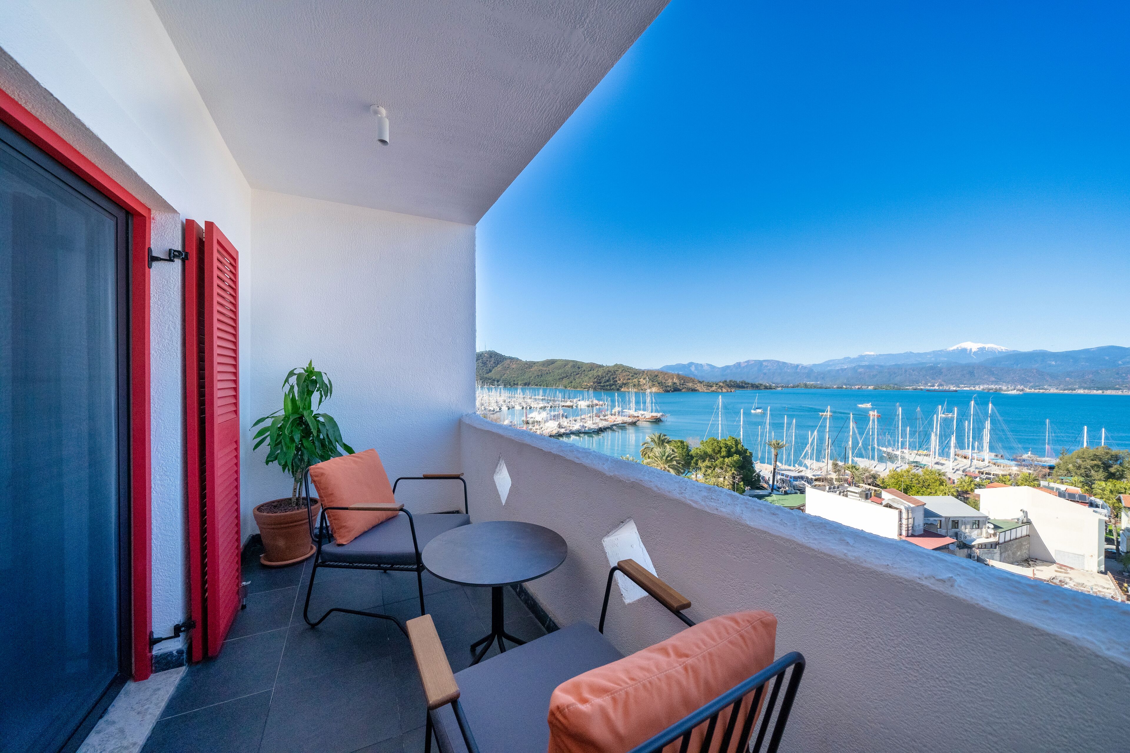 Reddoors Suites