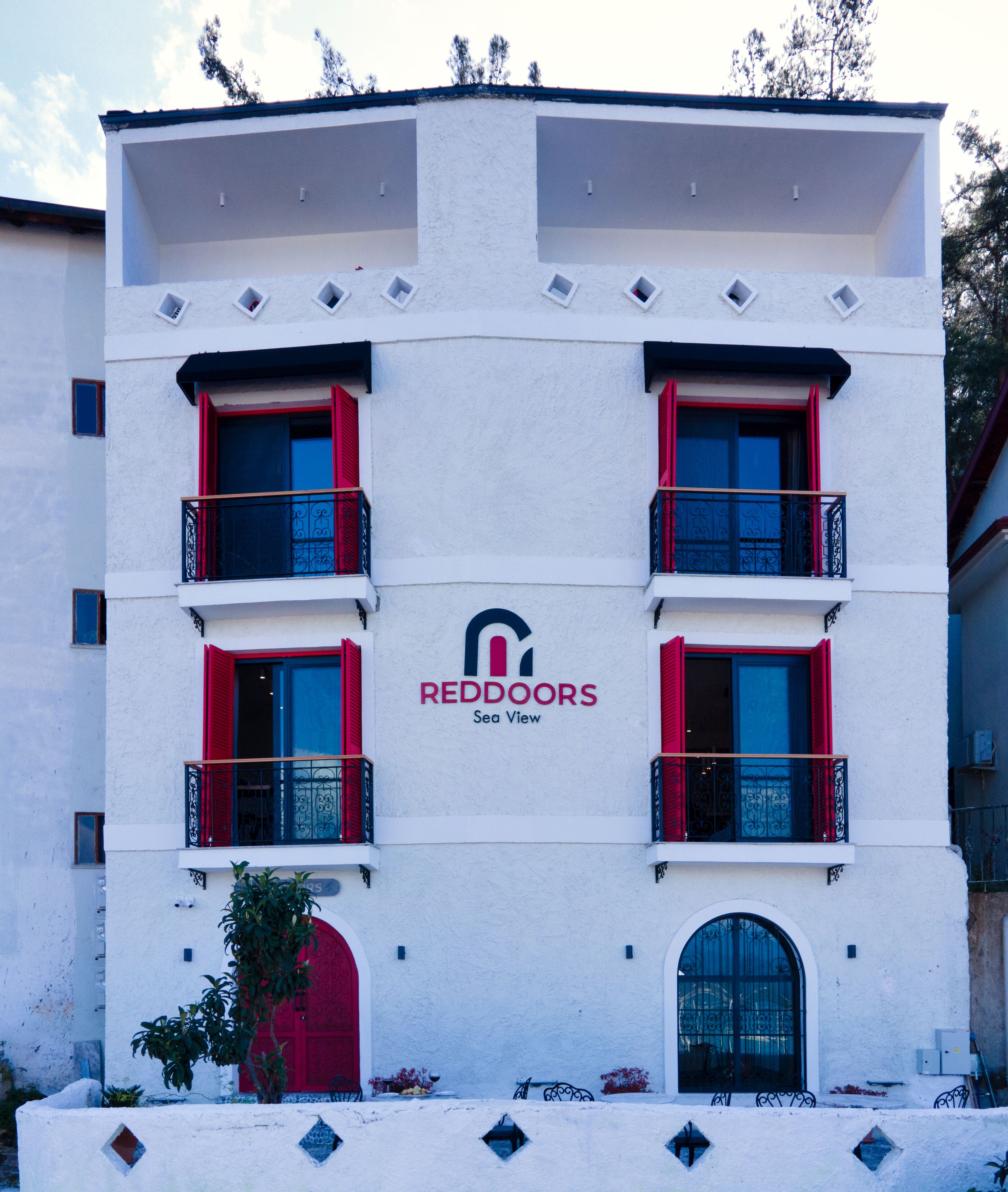 Reddoors Suites