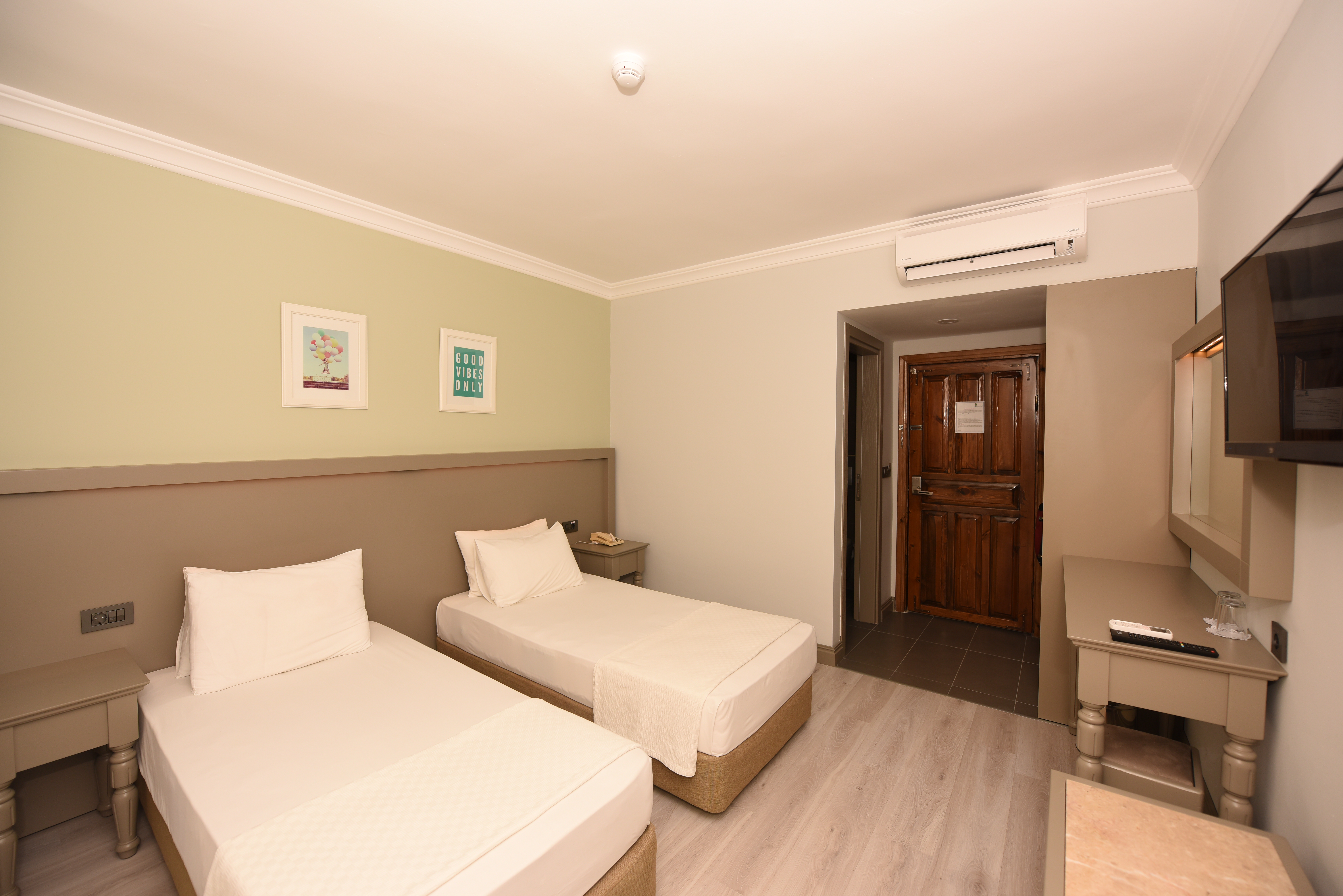 Hotel Pine Valley