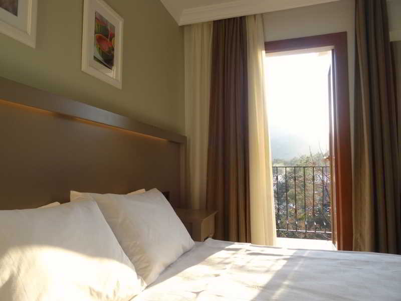 Hotel Pine Valley