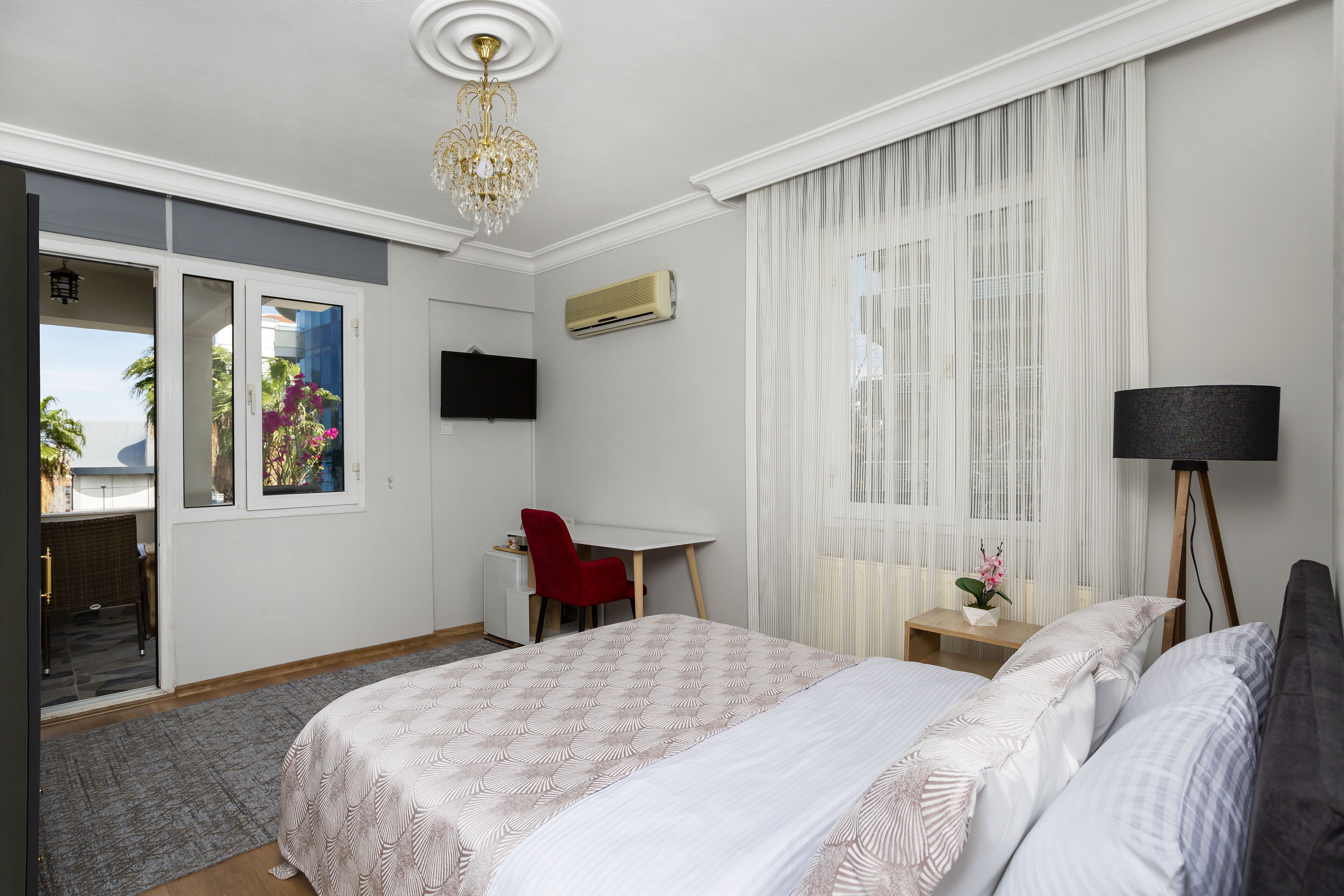 8 Rooms House