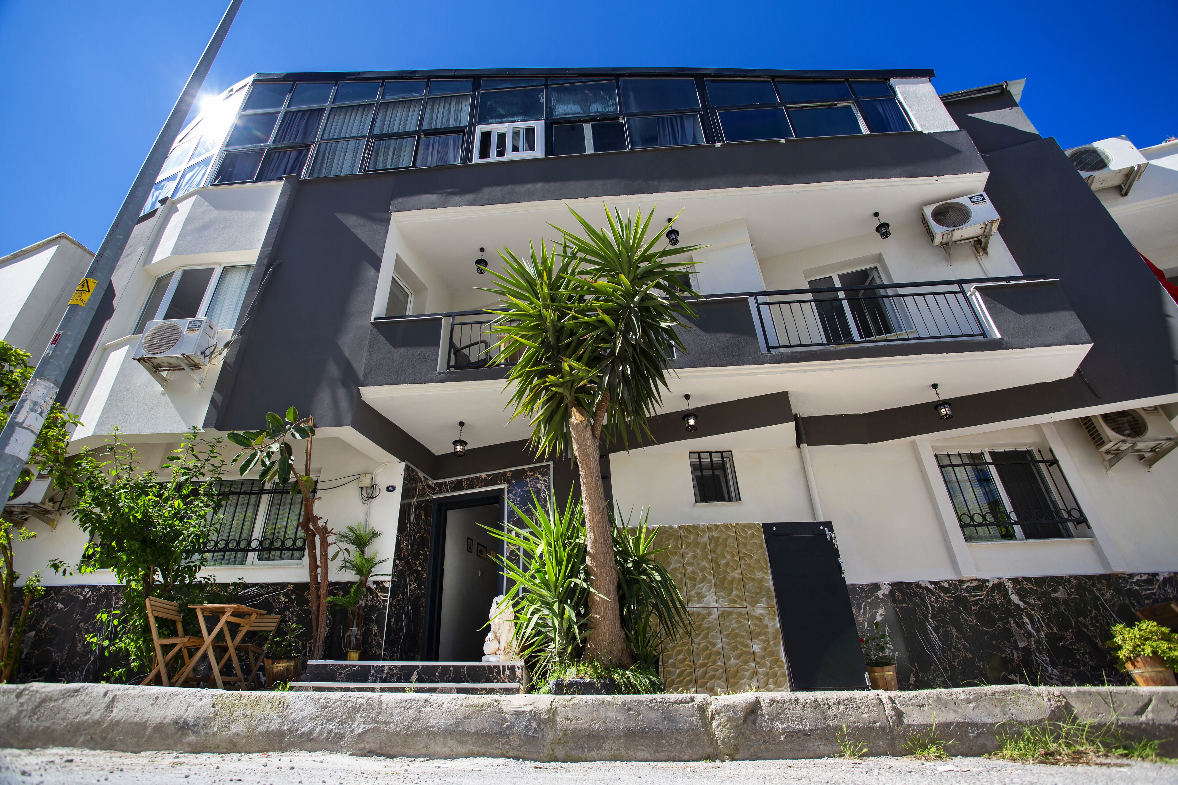 8 Rooms House