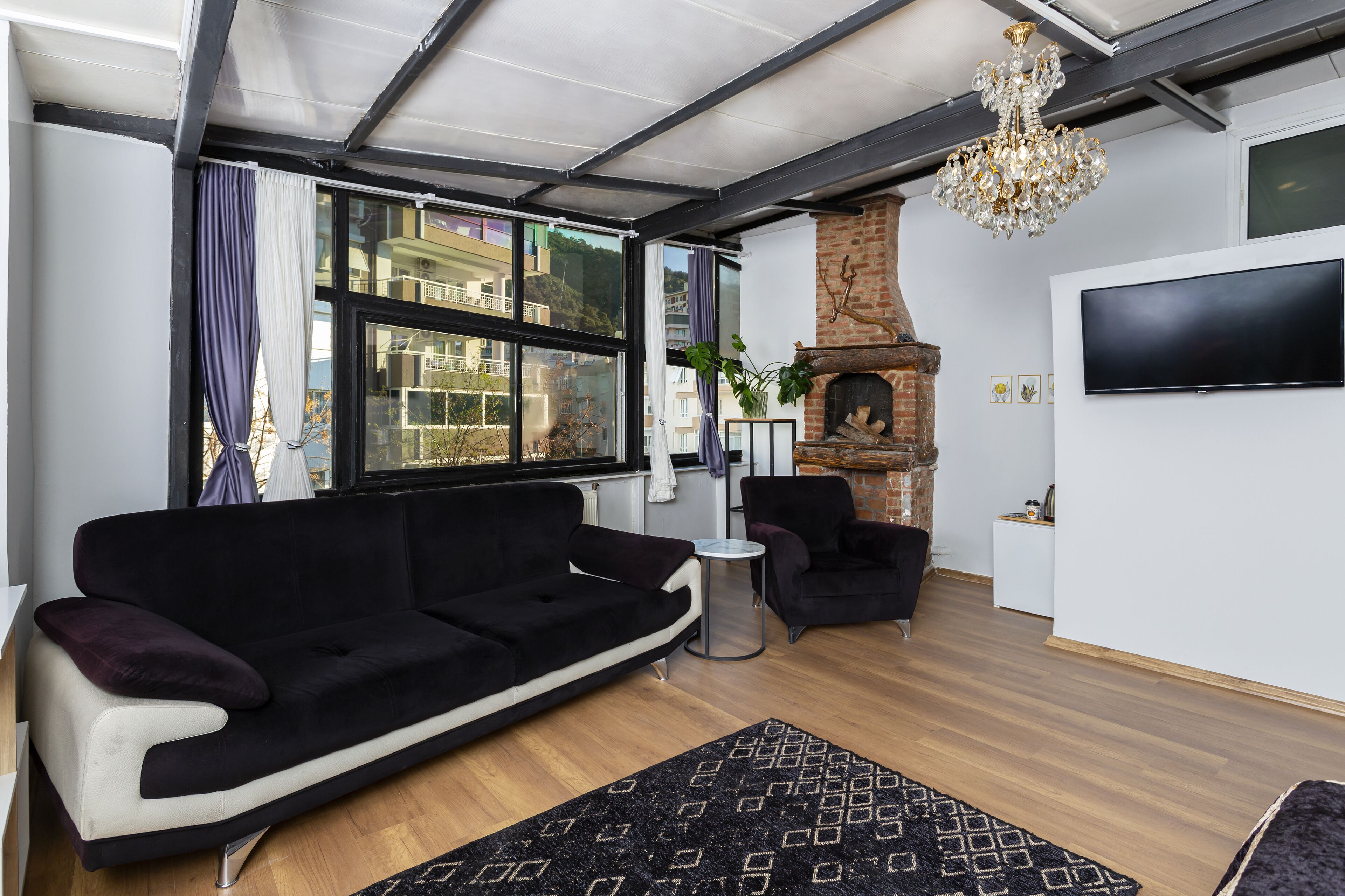 8 Rooms House