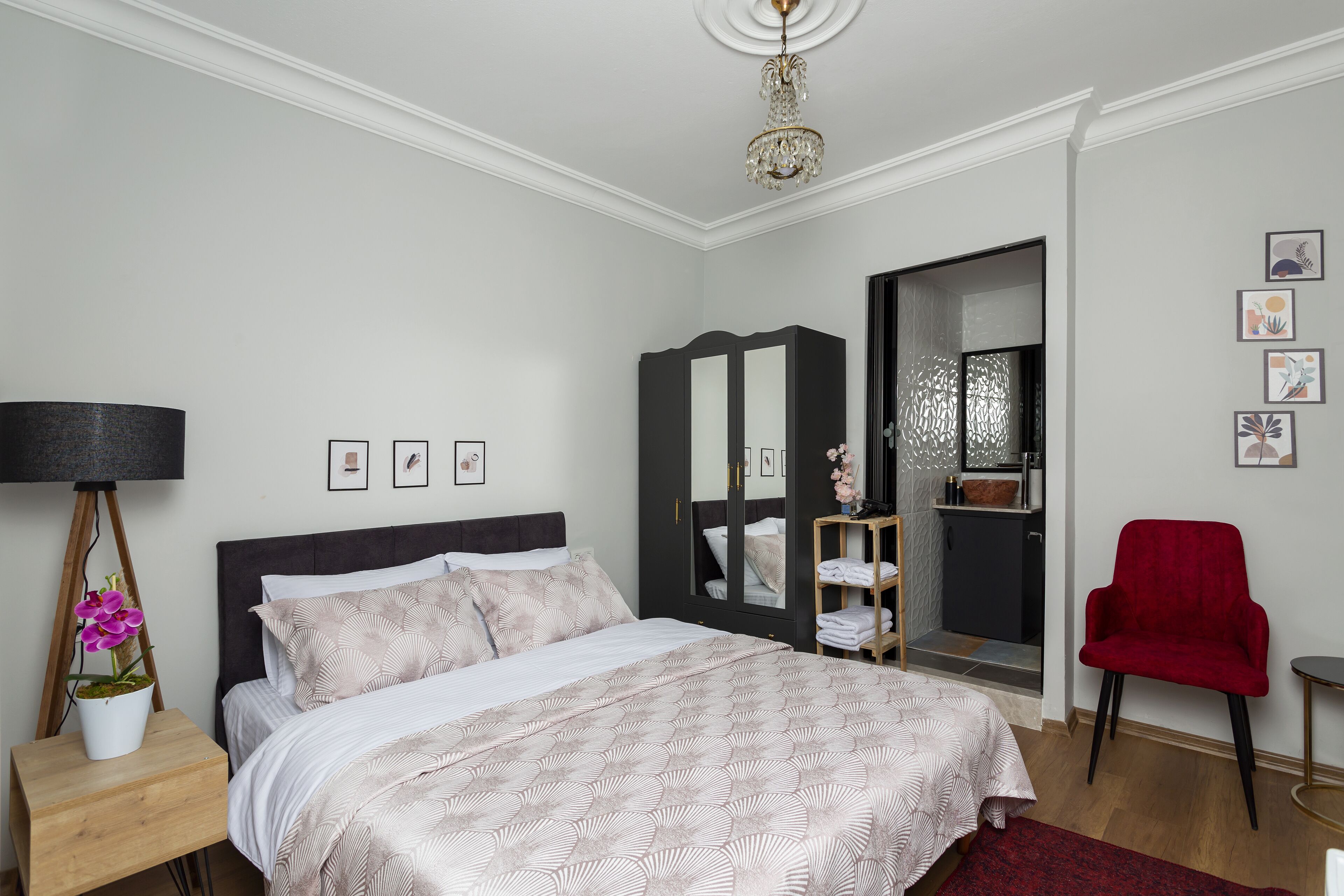8 Rooms House