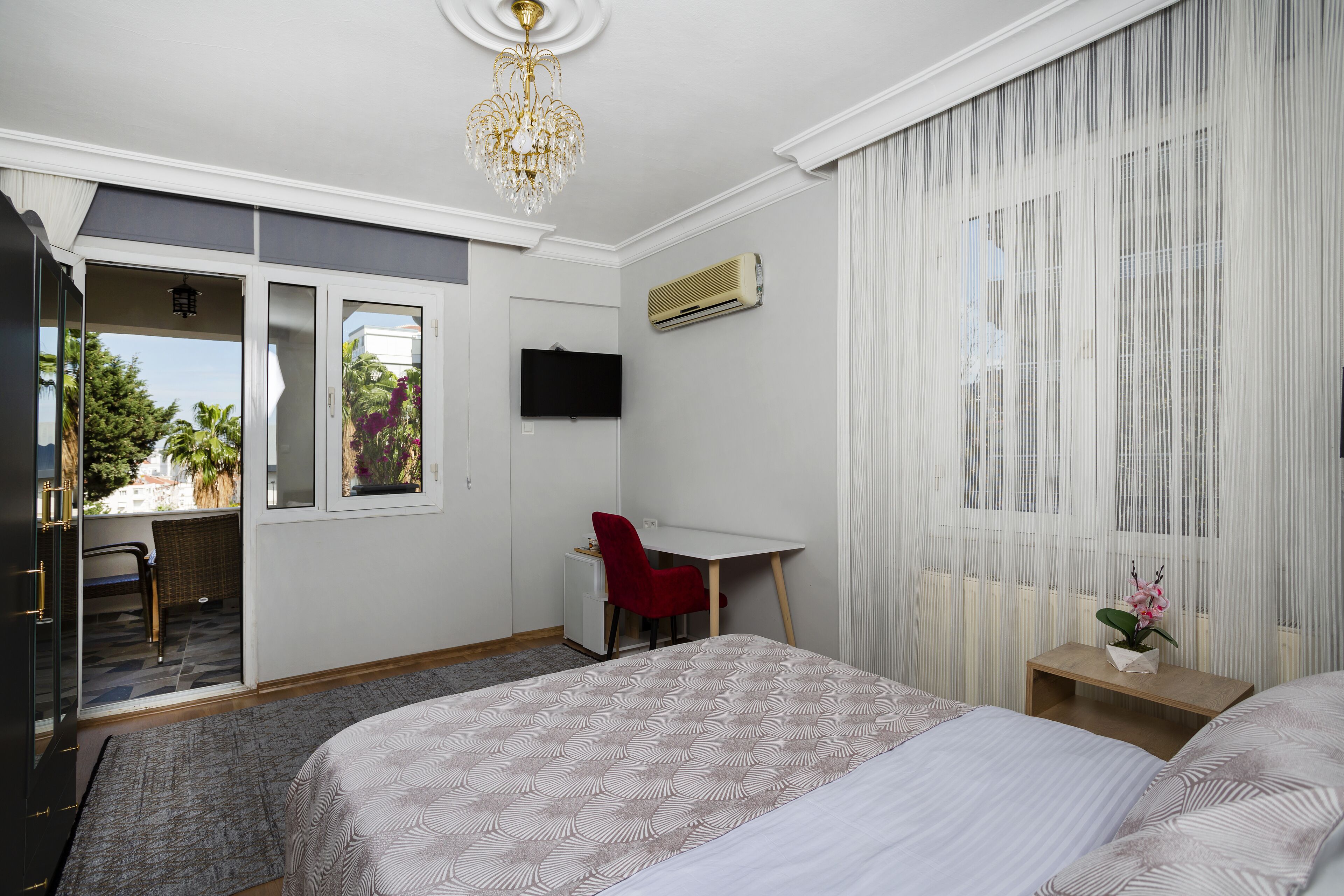 8 Rooms House