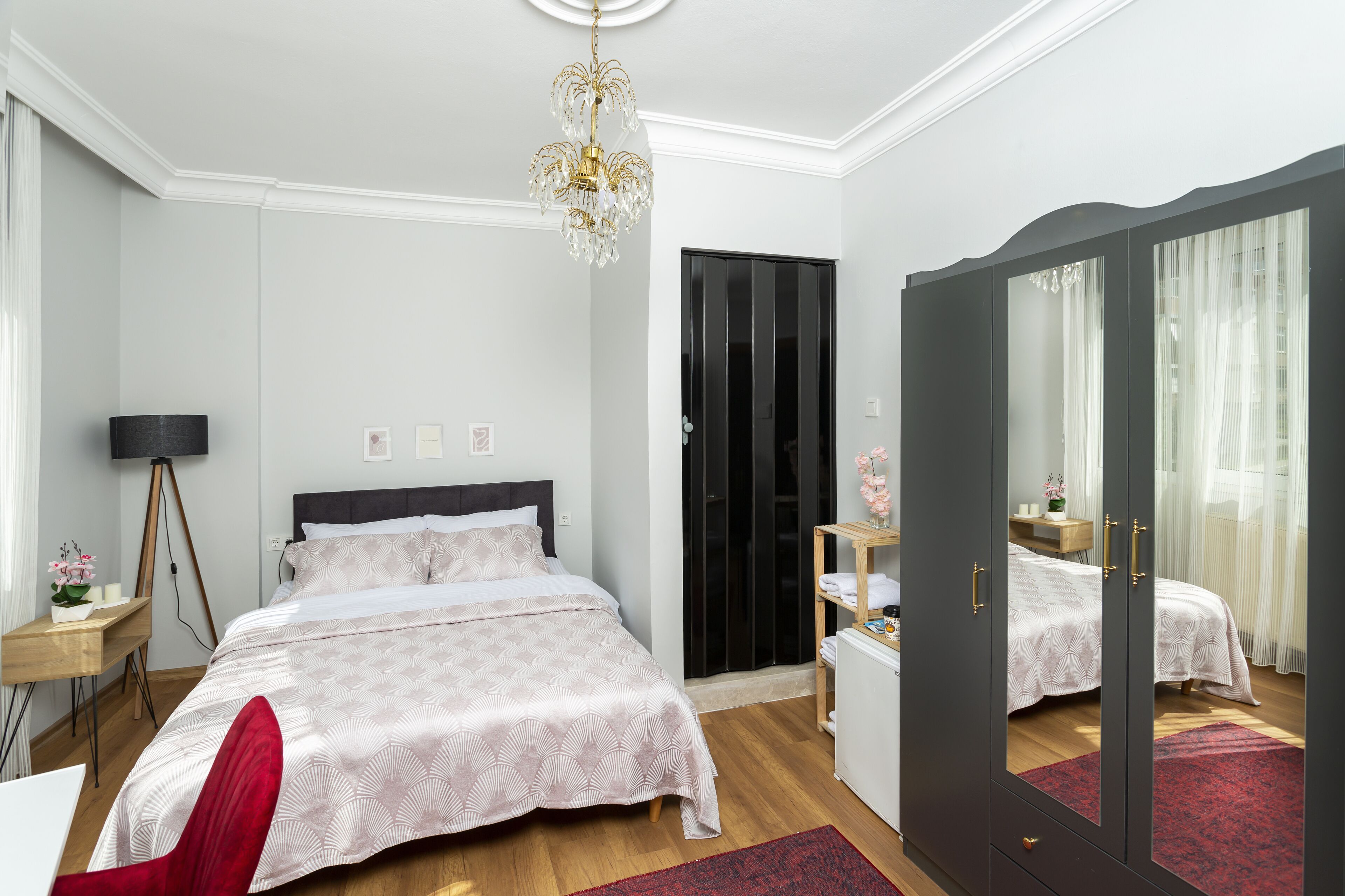 8 Rooms House