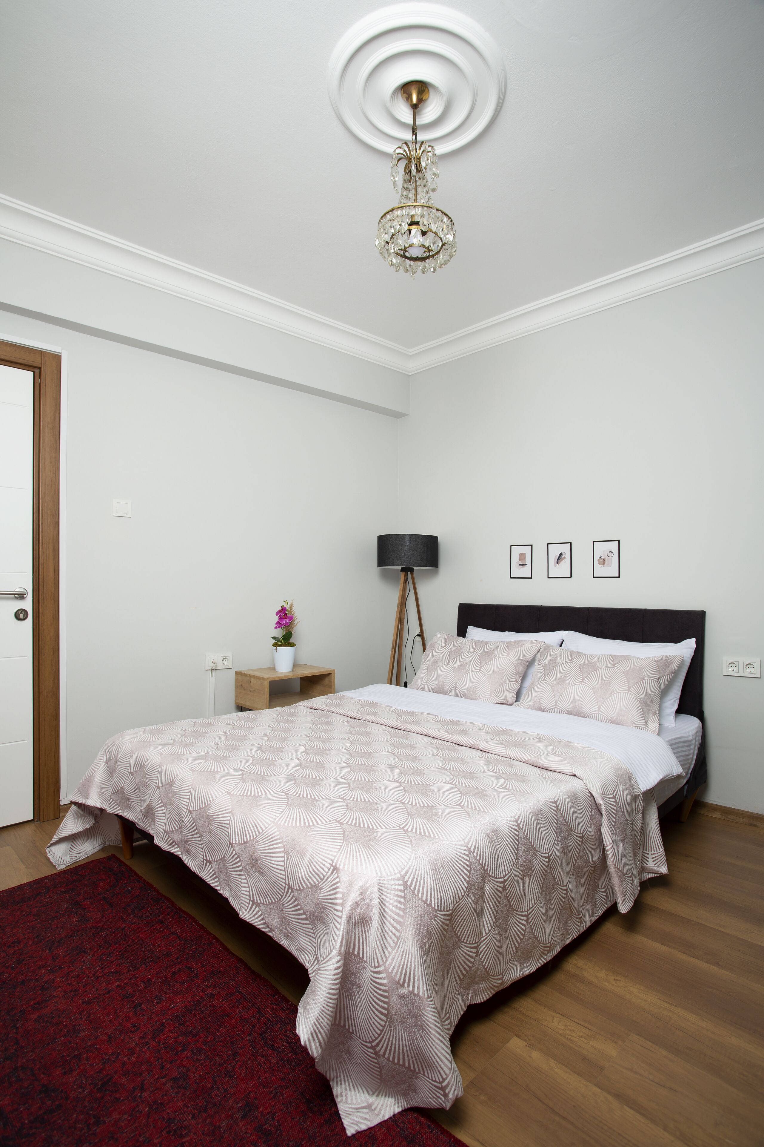 8 Rooms House