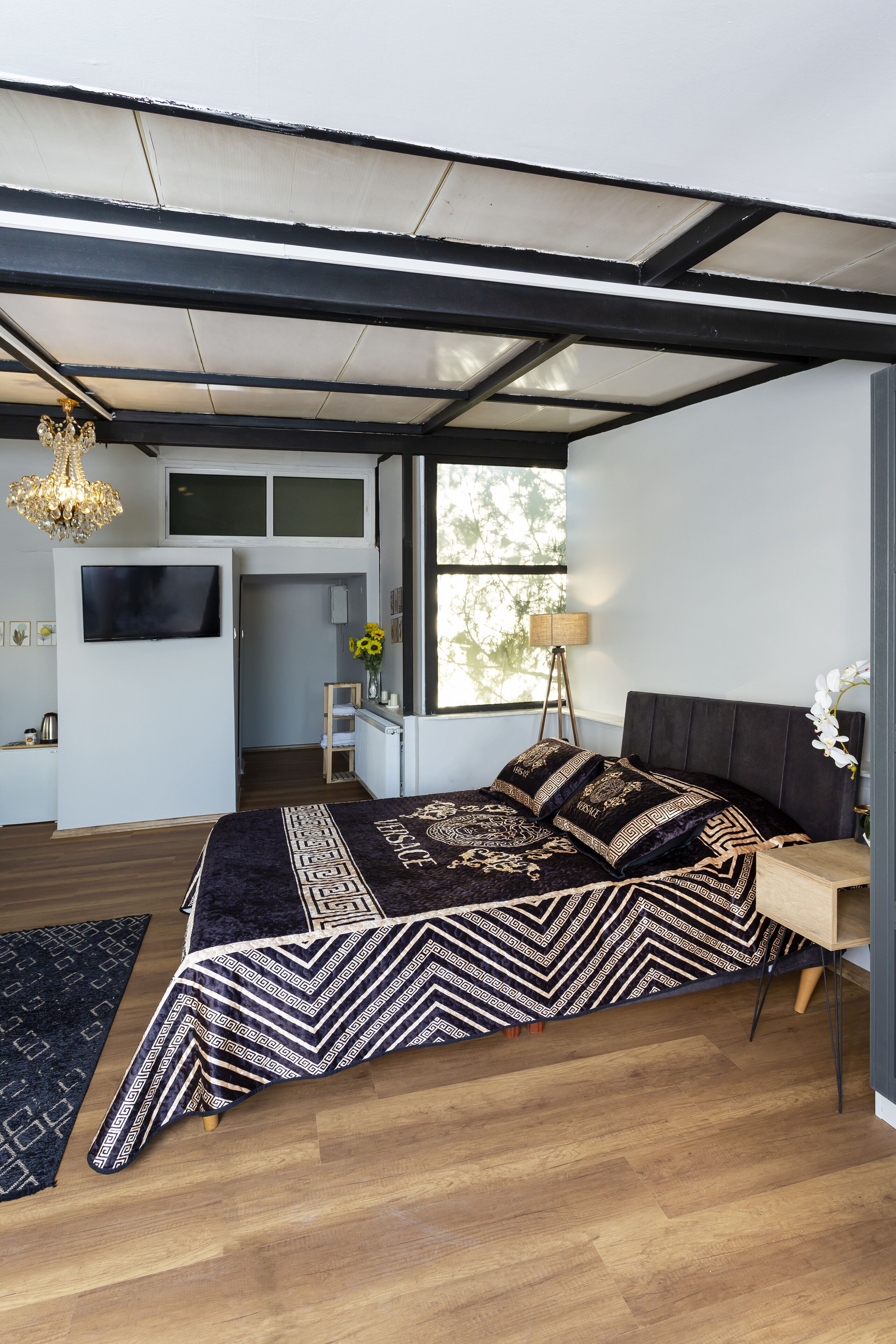 8 Rooms House