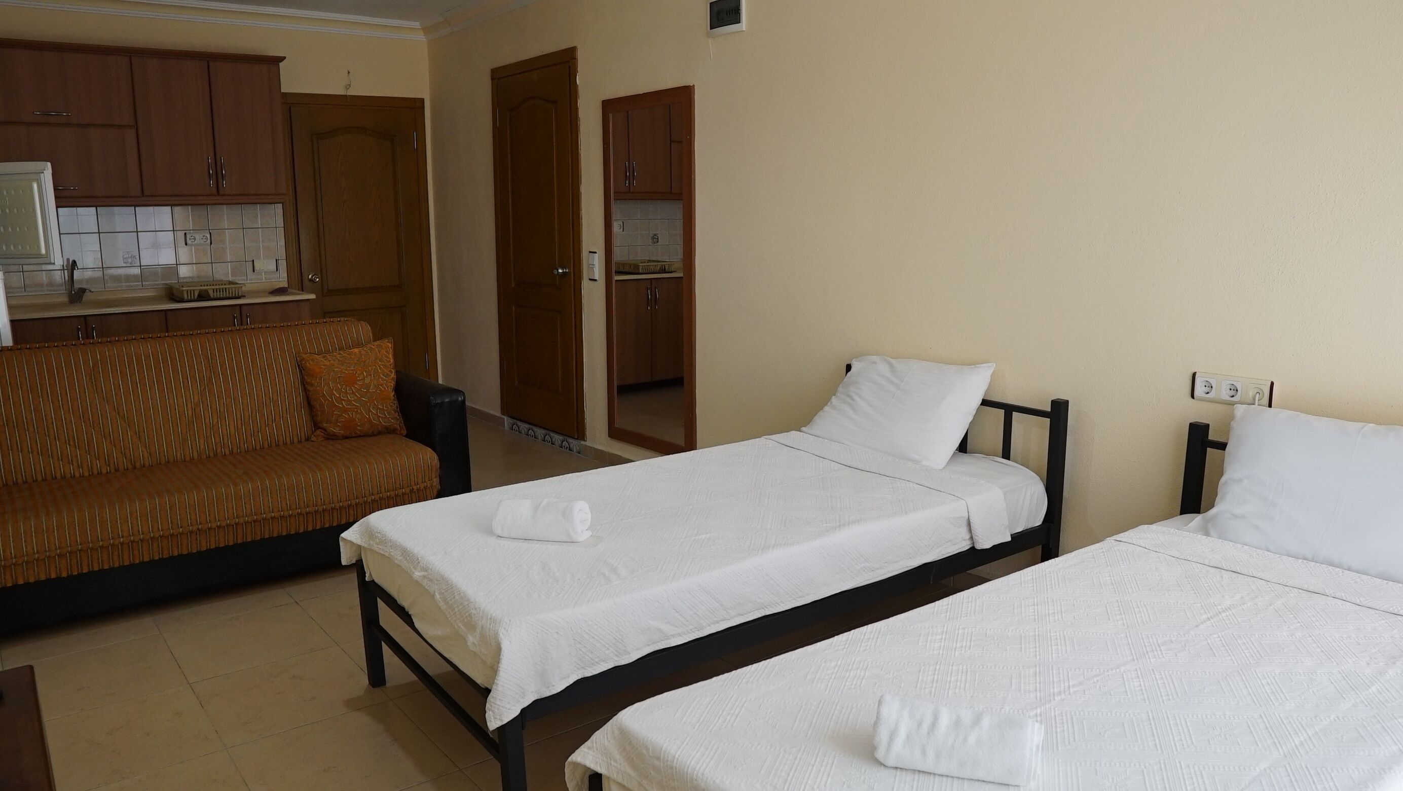 Kaju Rooms