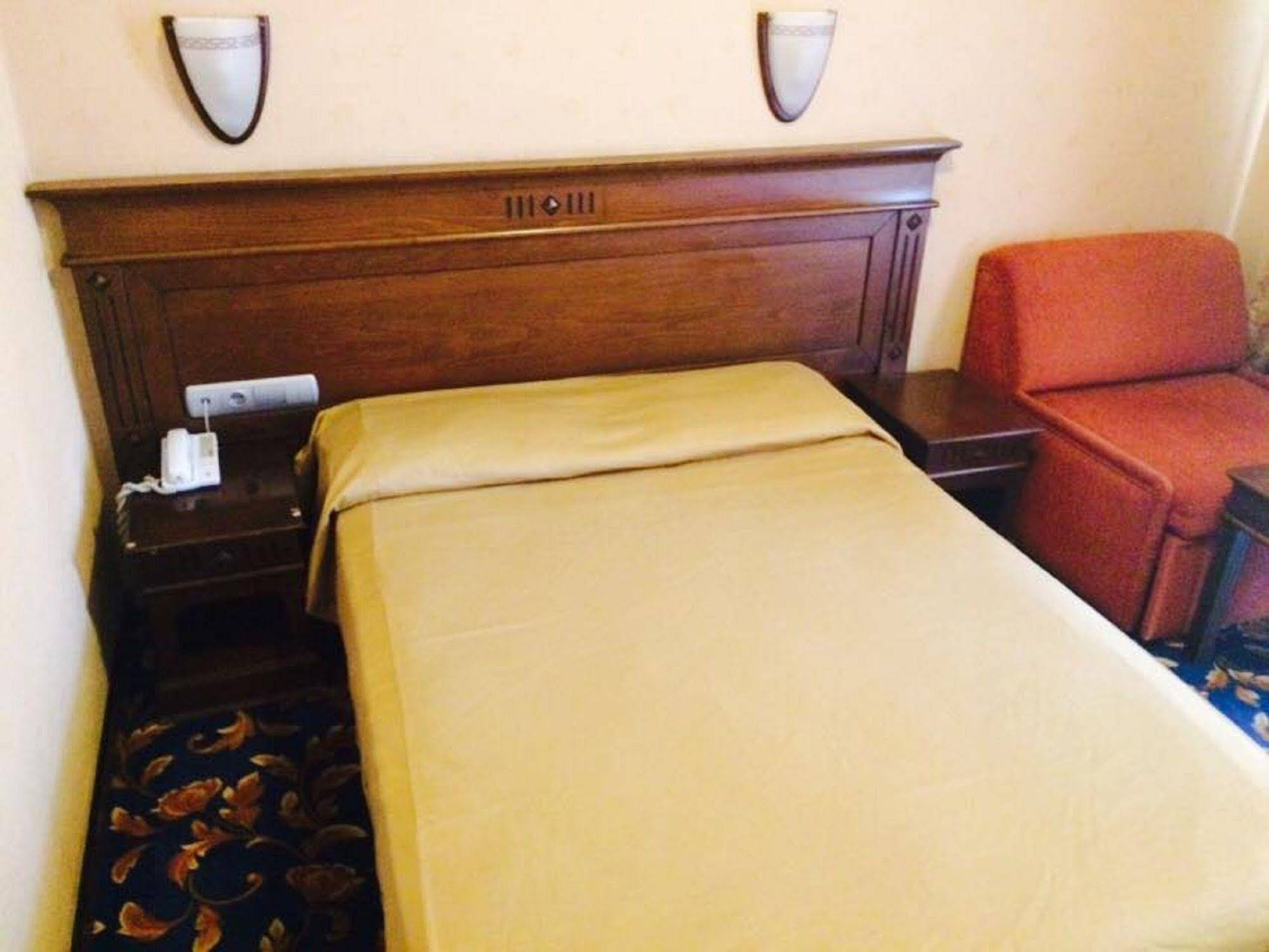Oasis Hotel & Apartments