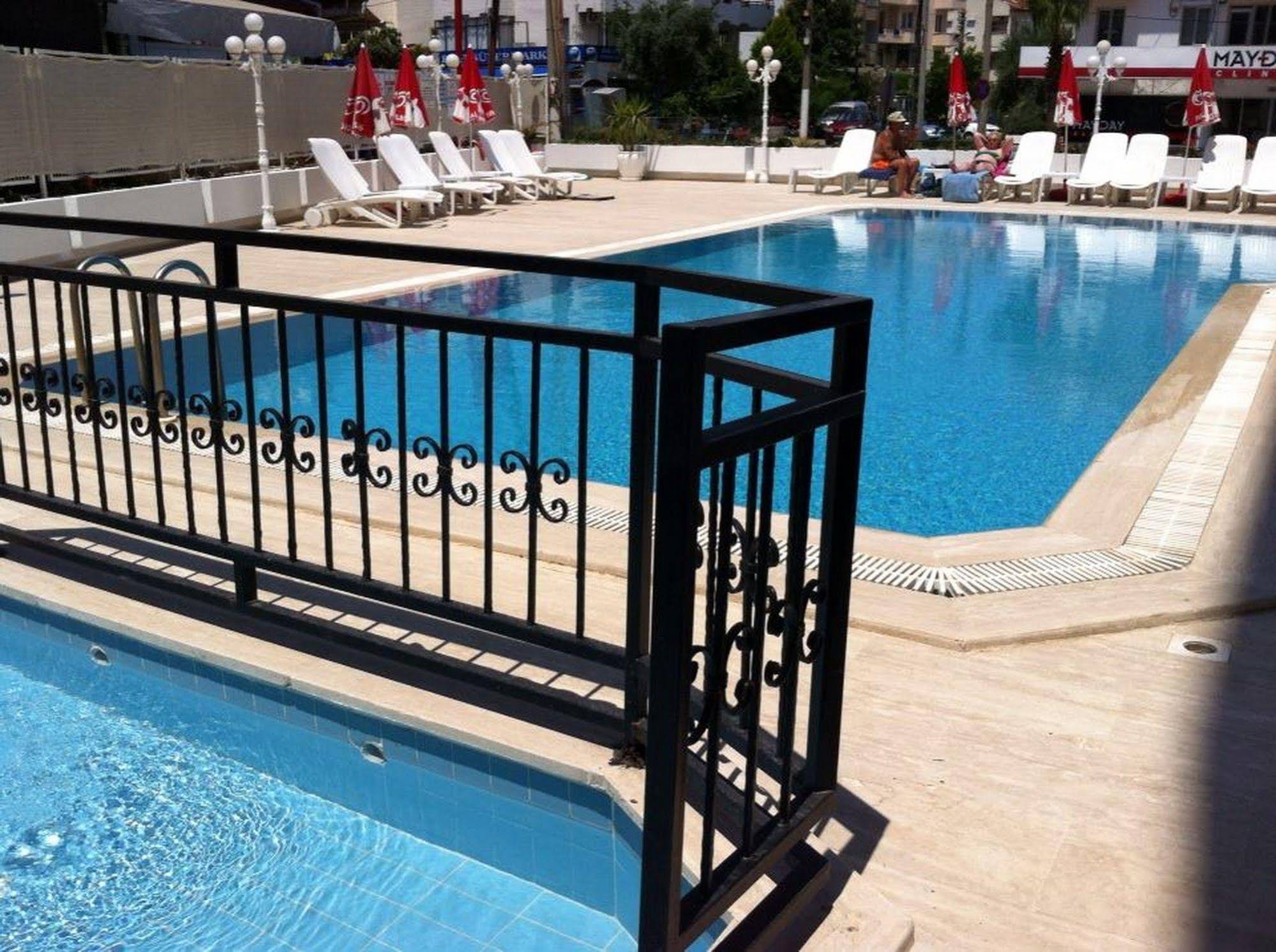 Oasis Hotel & Apartments