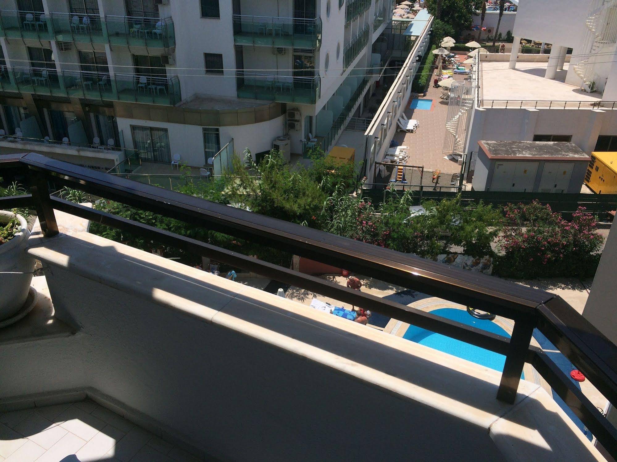Oasis Hotel & Apartments
