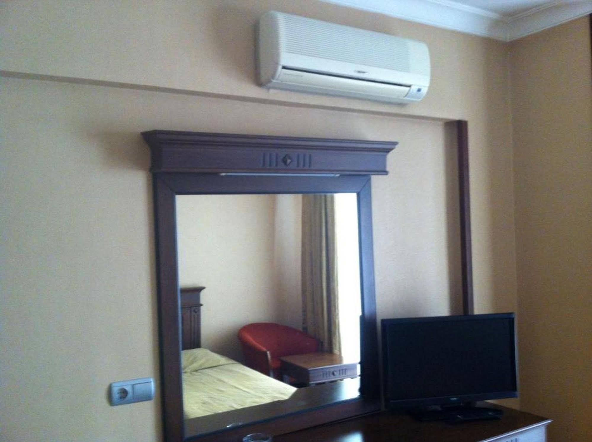 Oasis Hotel & Apartments