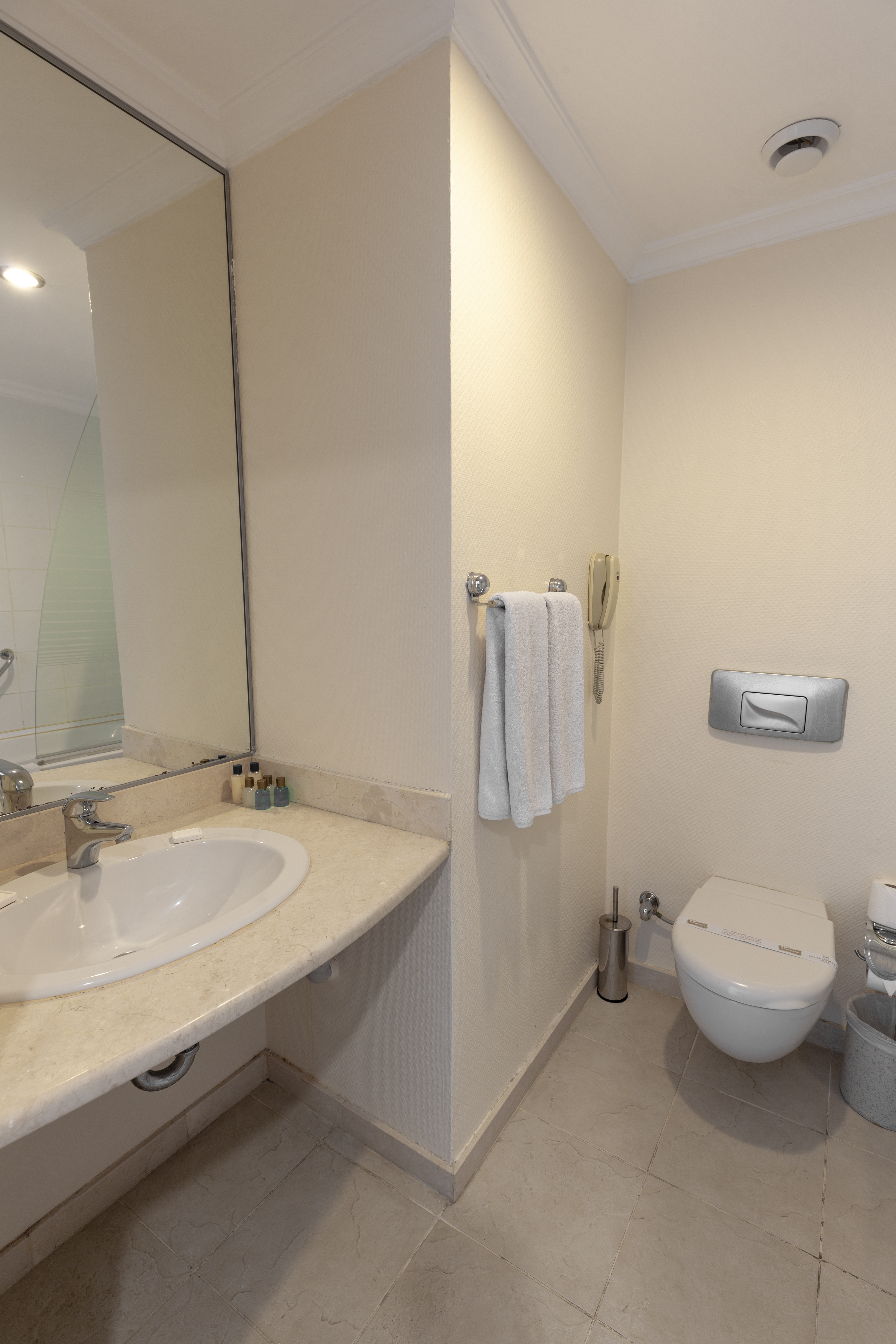 X Life Hotel