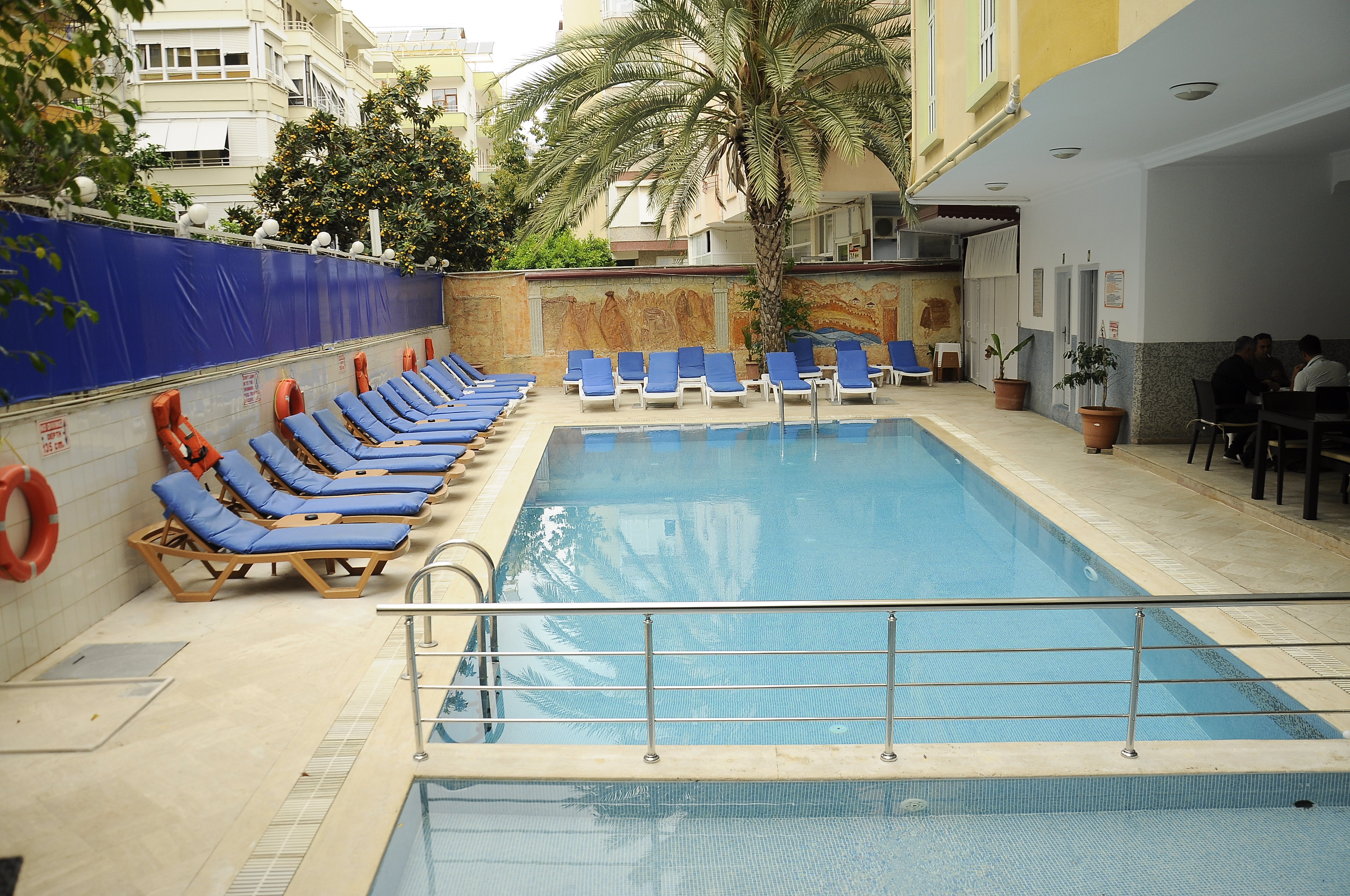 Larsen's Suit Hotel
