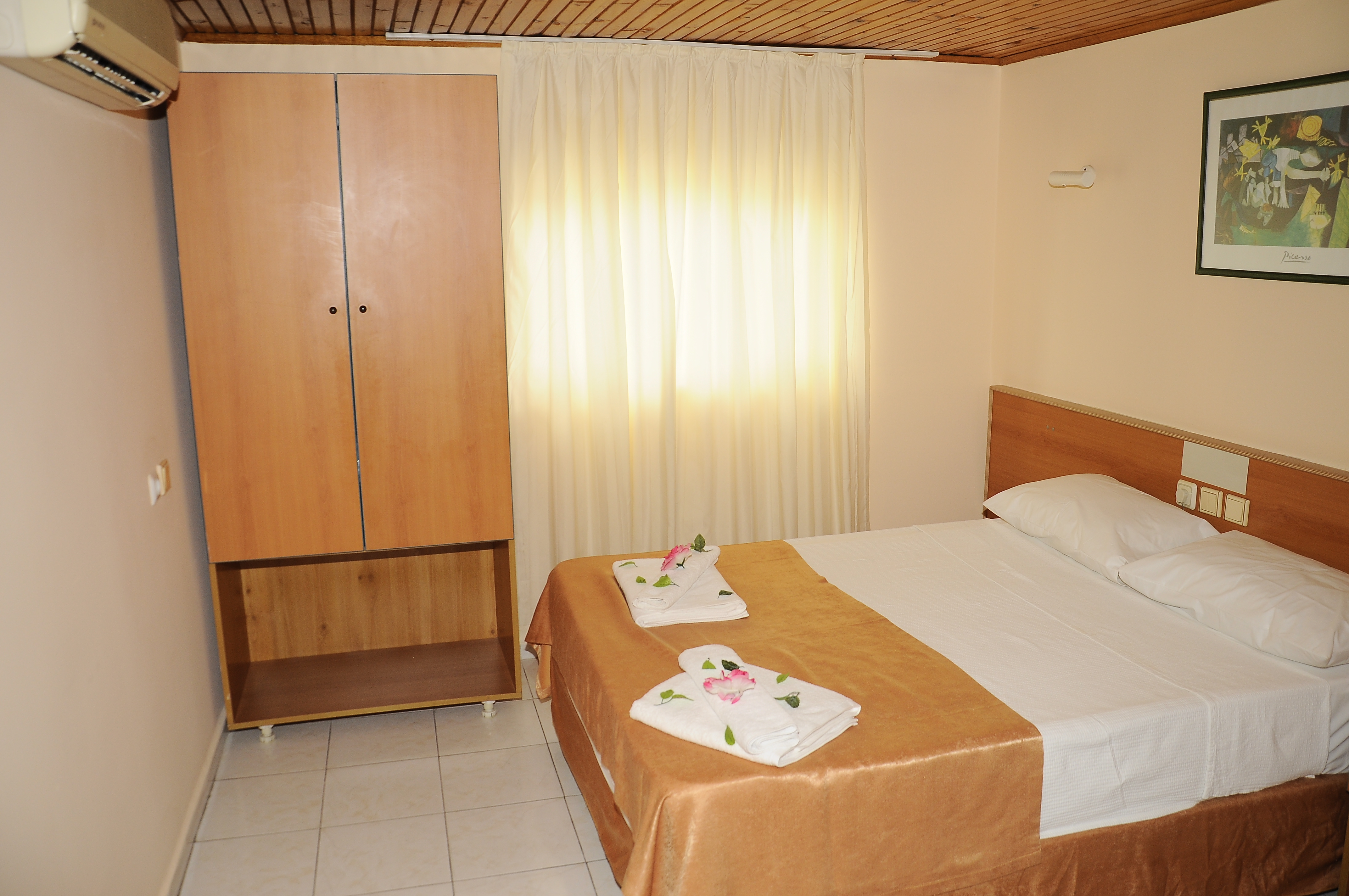 Larsen's Suit Hotel