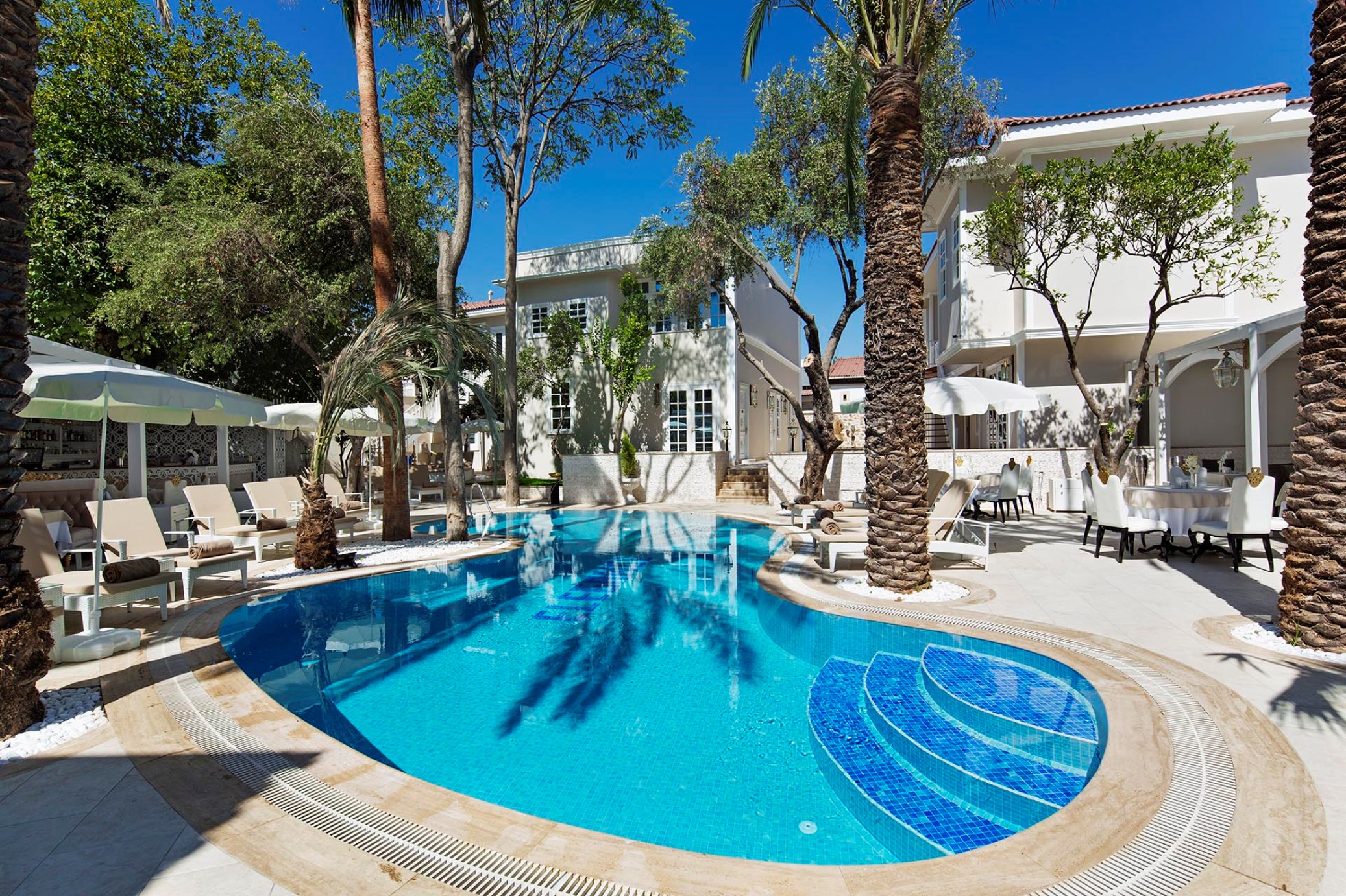 Elegance East Hotel