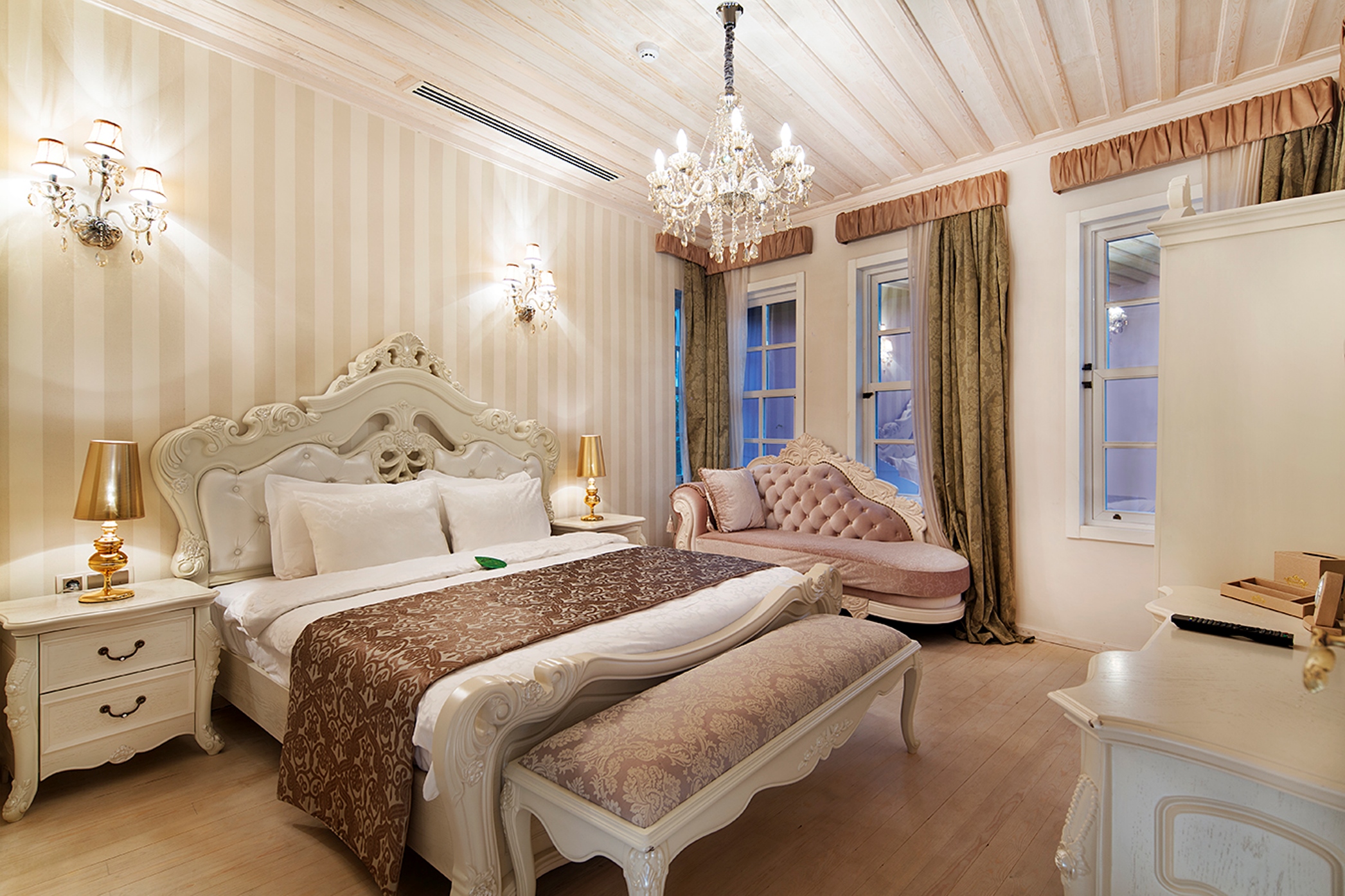 Elegance East Hotel