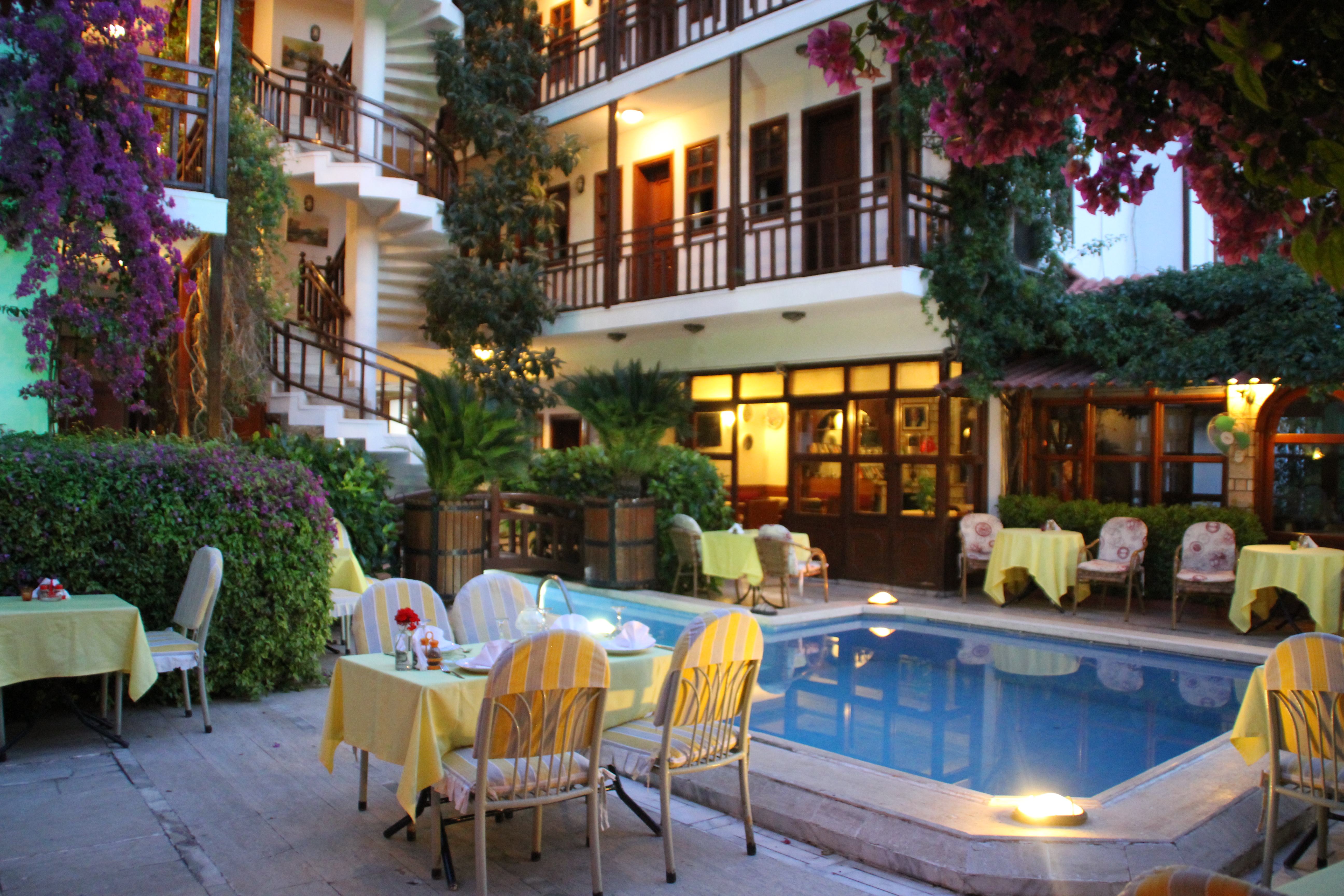 Karyatit Hotel