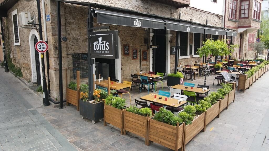 Lords Hostel & Pub