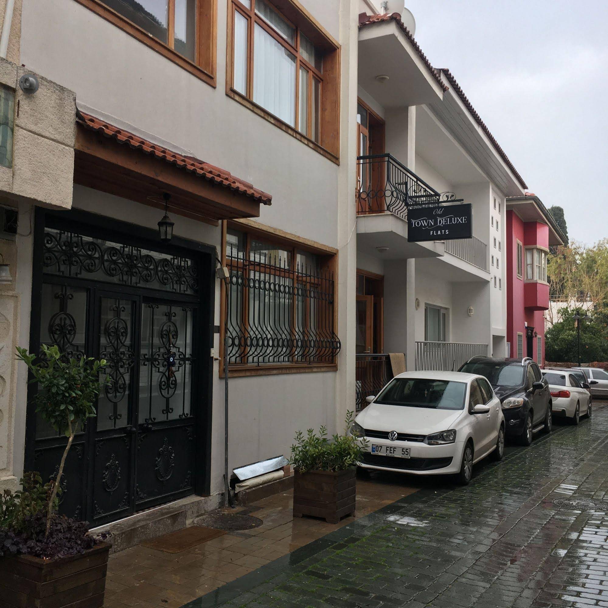 Old Town Deluxe Flats