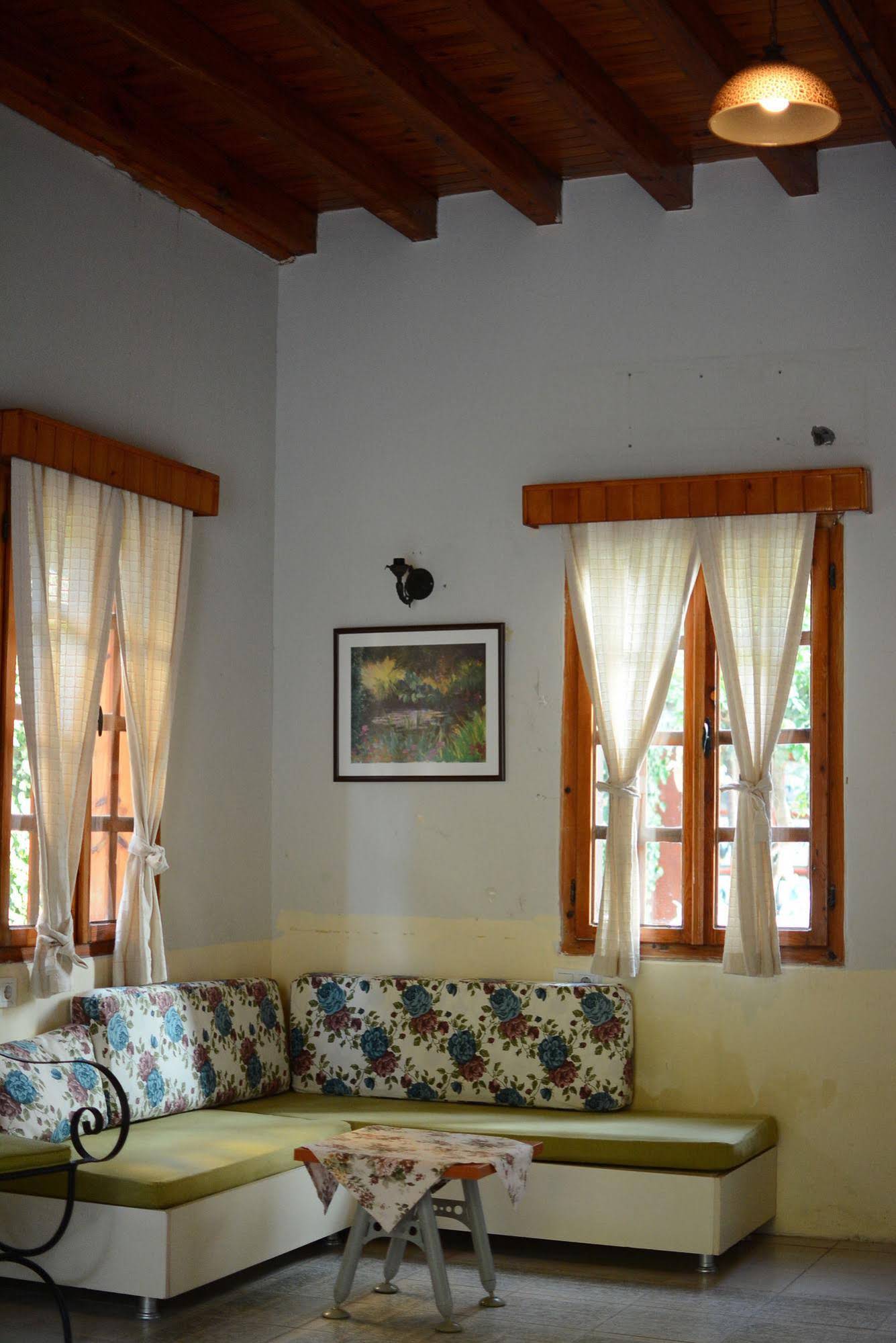 Otel Wood House