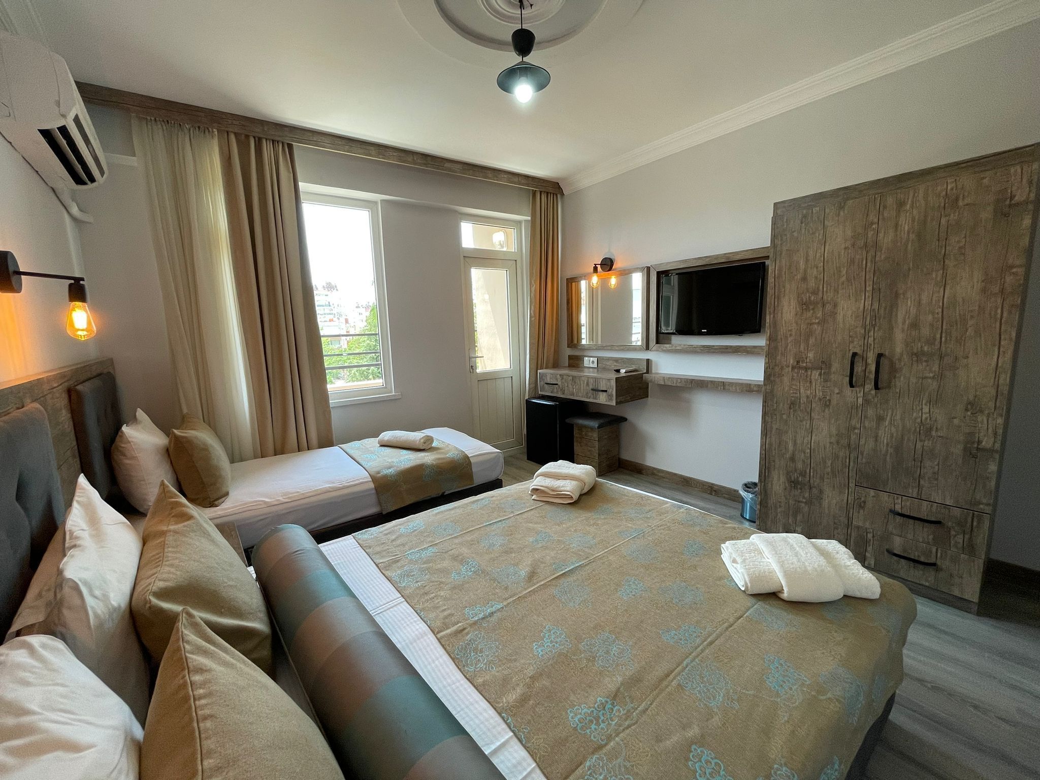 Seven City Hotel