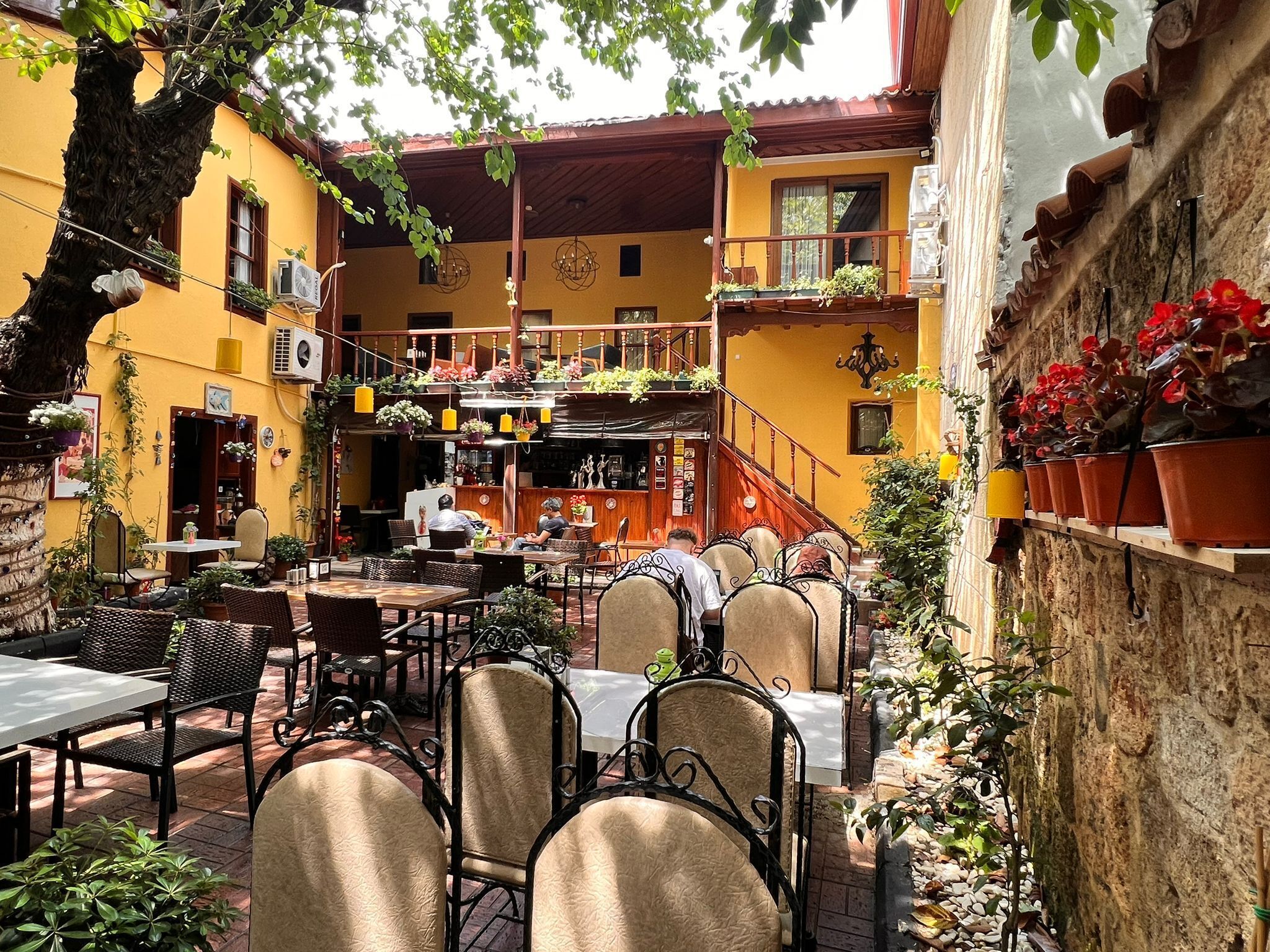 Tarihi Sari Konak