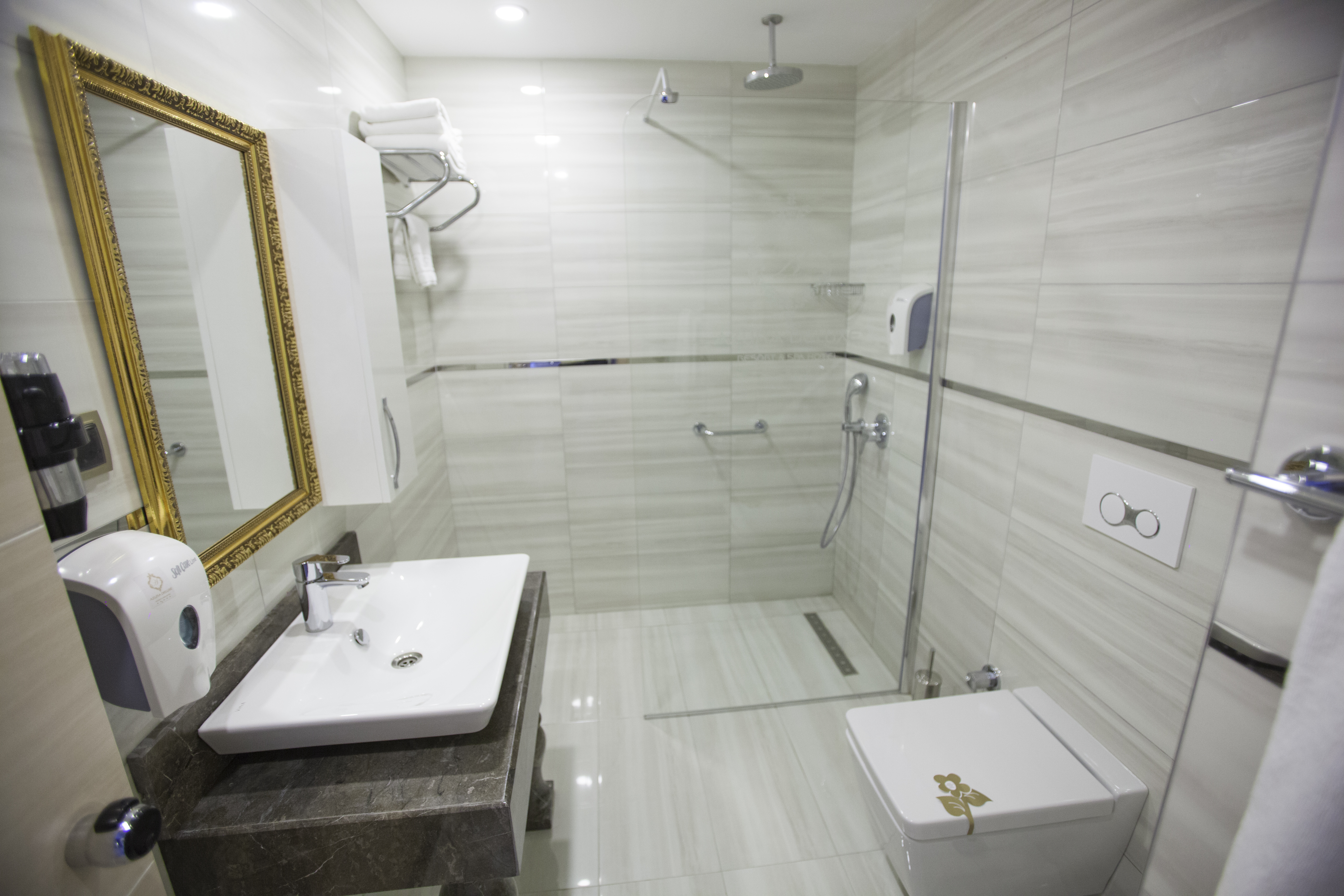Azura Deluxe Resort & Spa Hotel