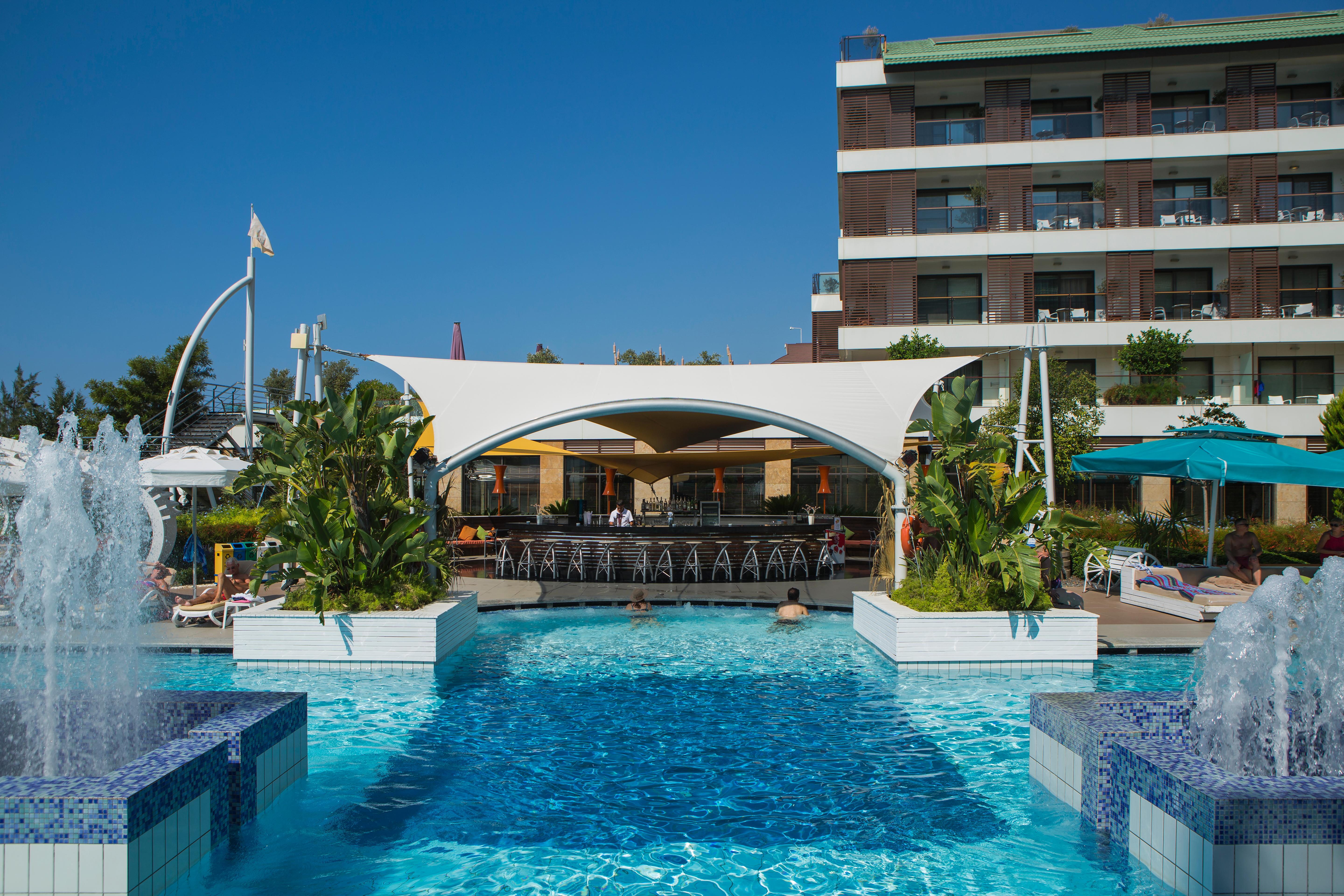 TUI BLUE Side