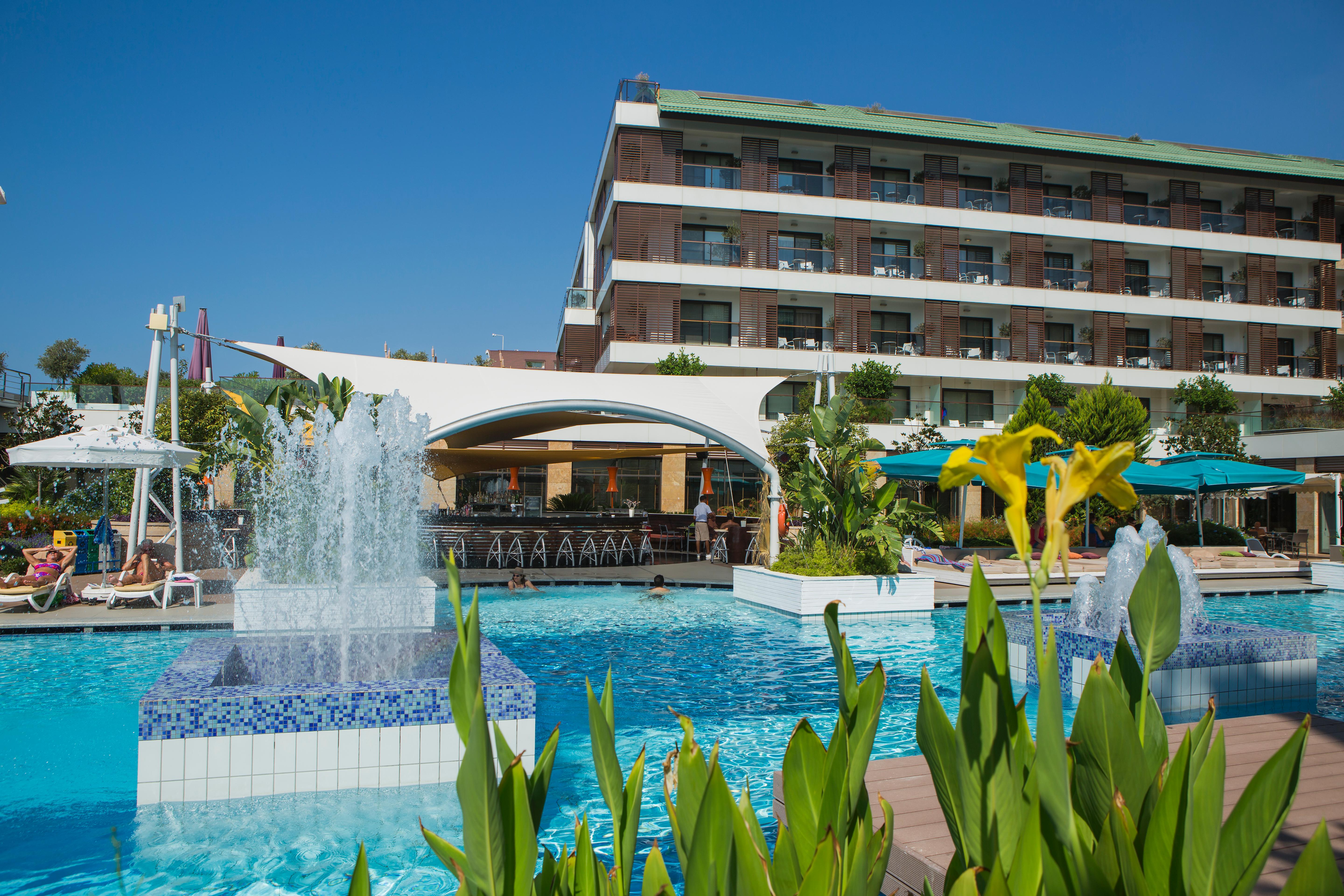 TUI BLUE Side