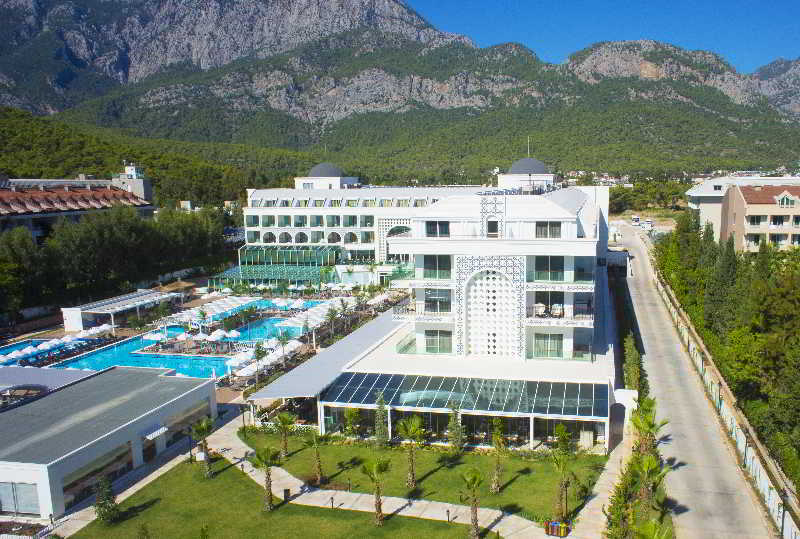 Karmir Resort & Spa