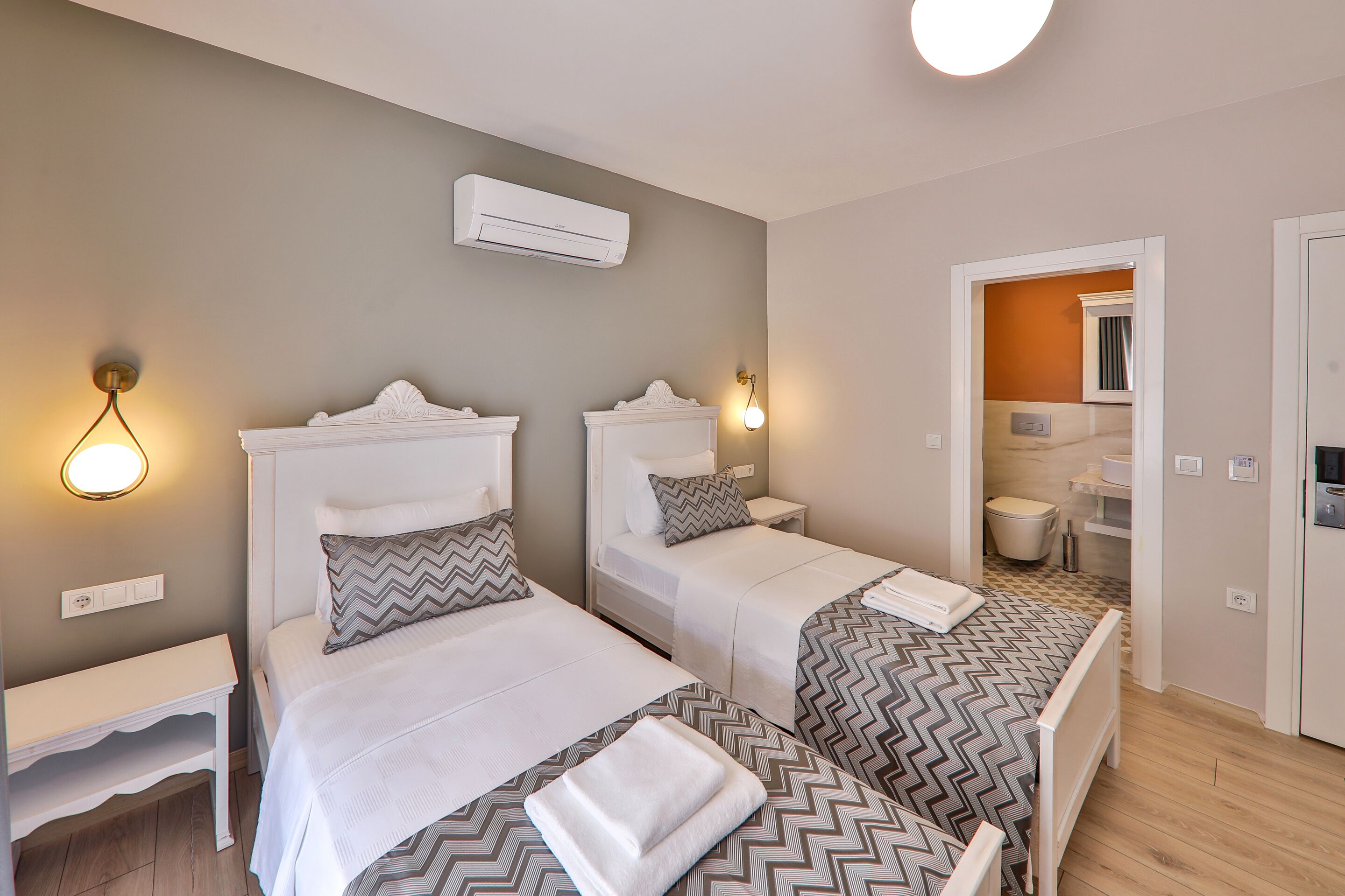 Lora Kas Otel