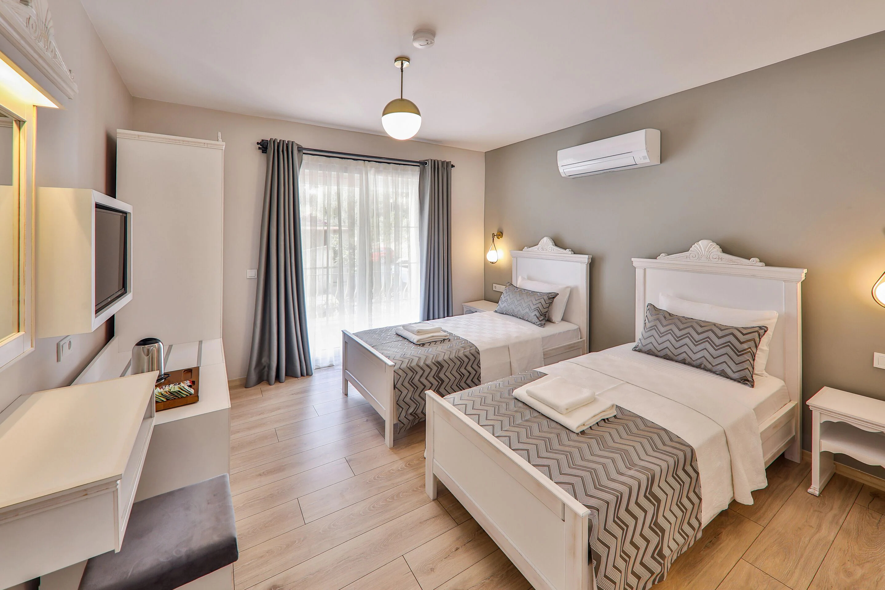 Lora Kas Otel