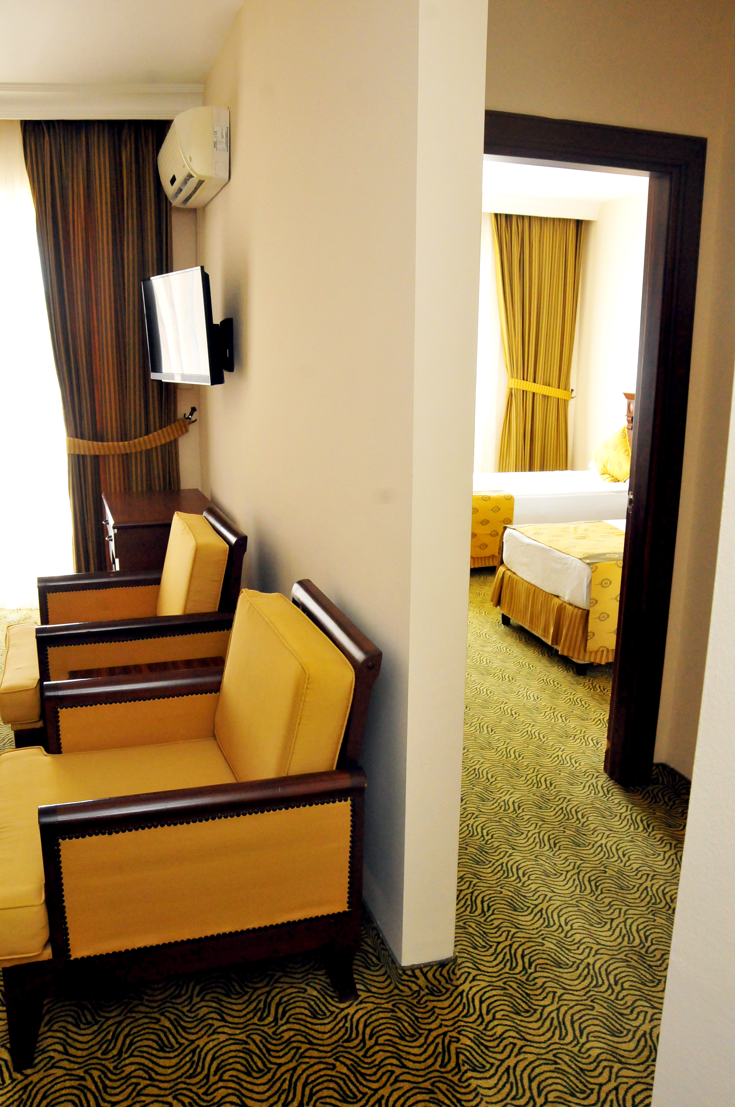 Royal Garden Suit Hotel