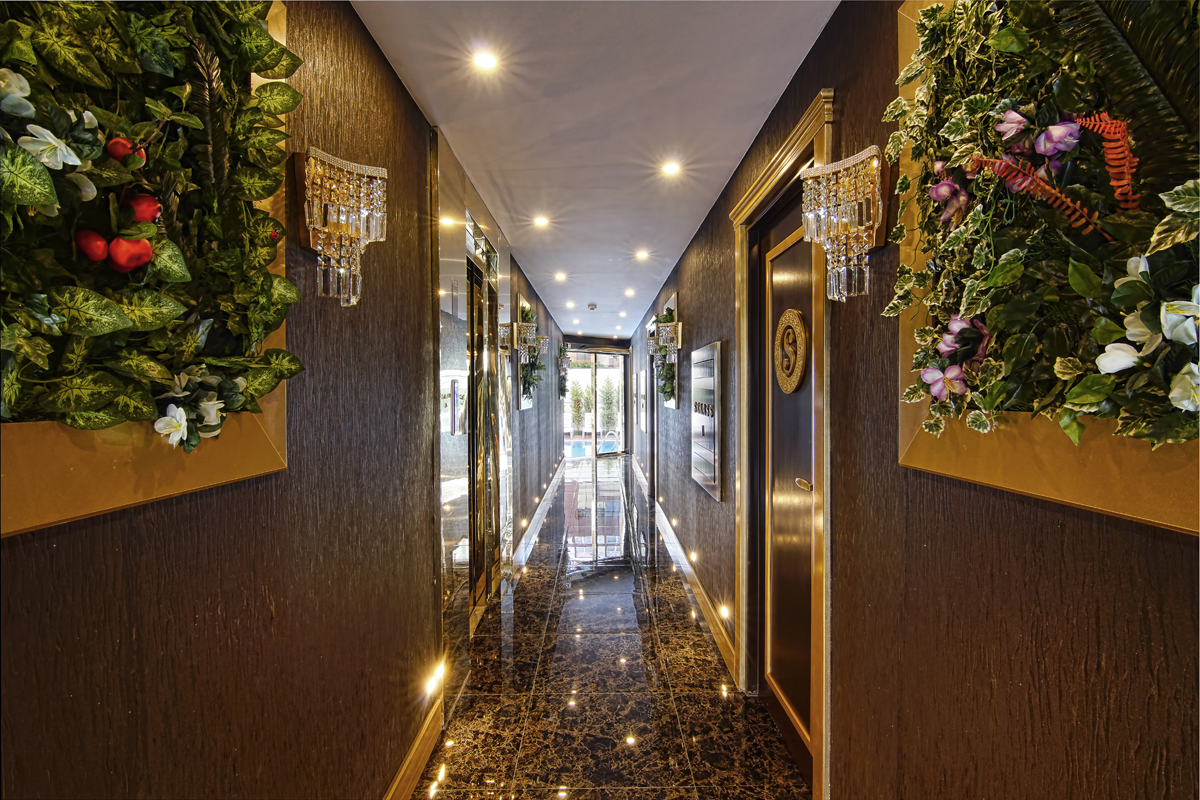 S White Hotel