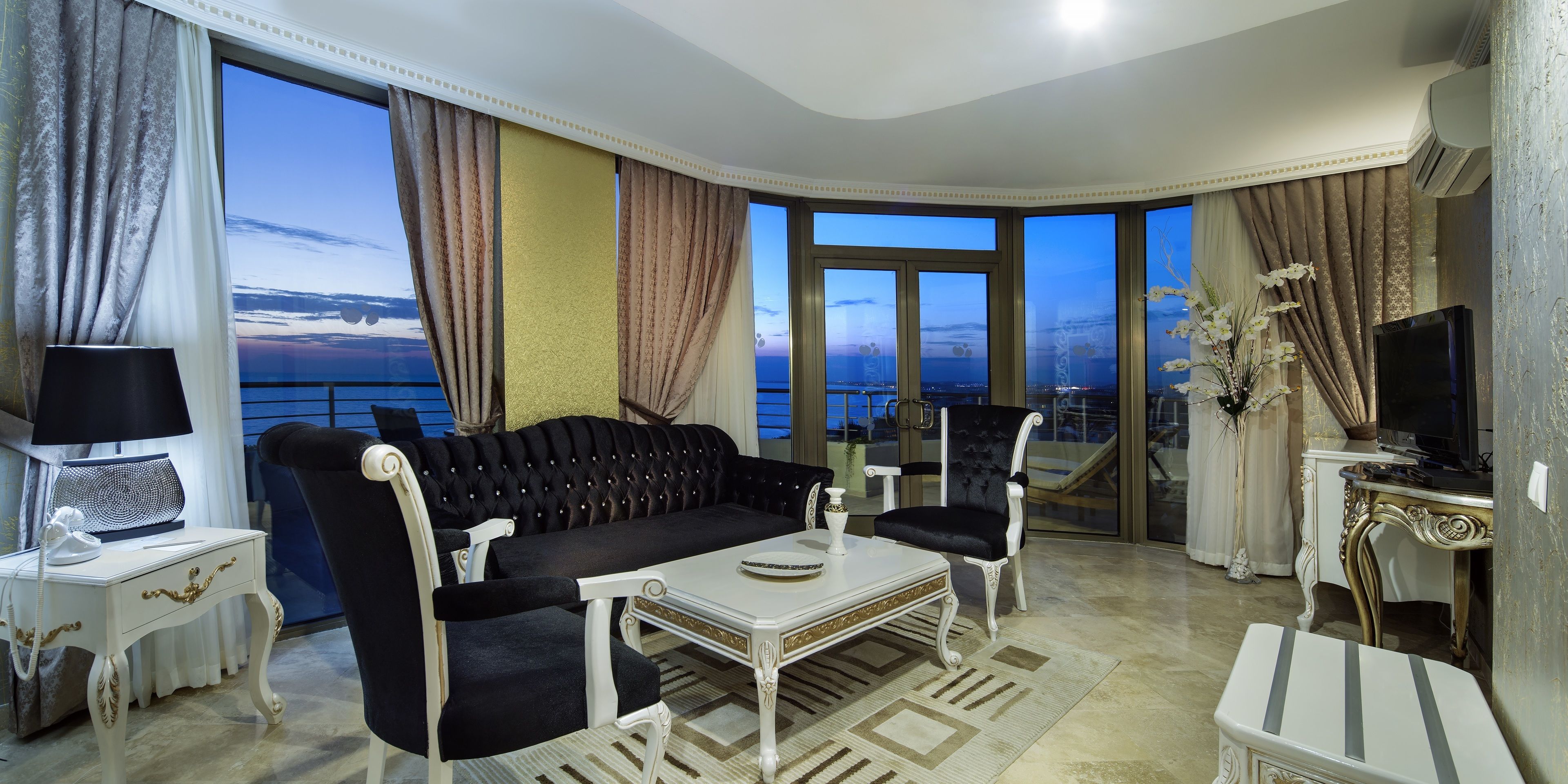 Sunrise Queen Luxury Hotel
