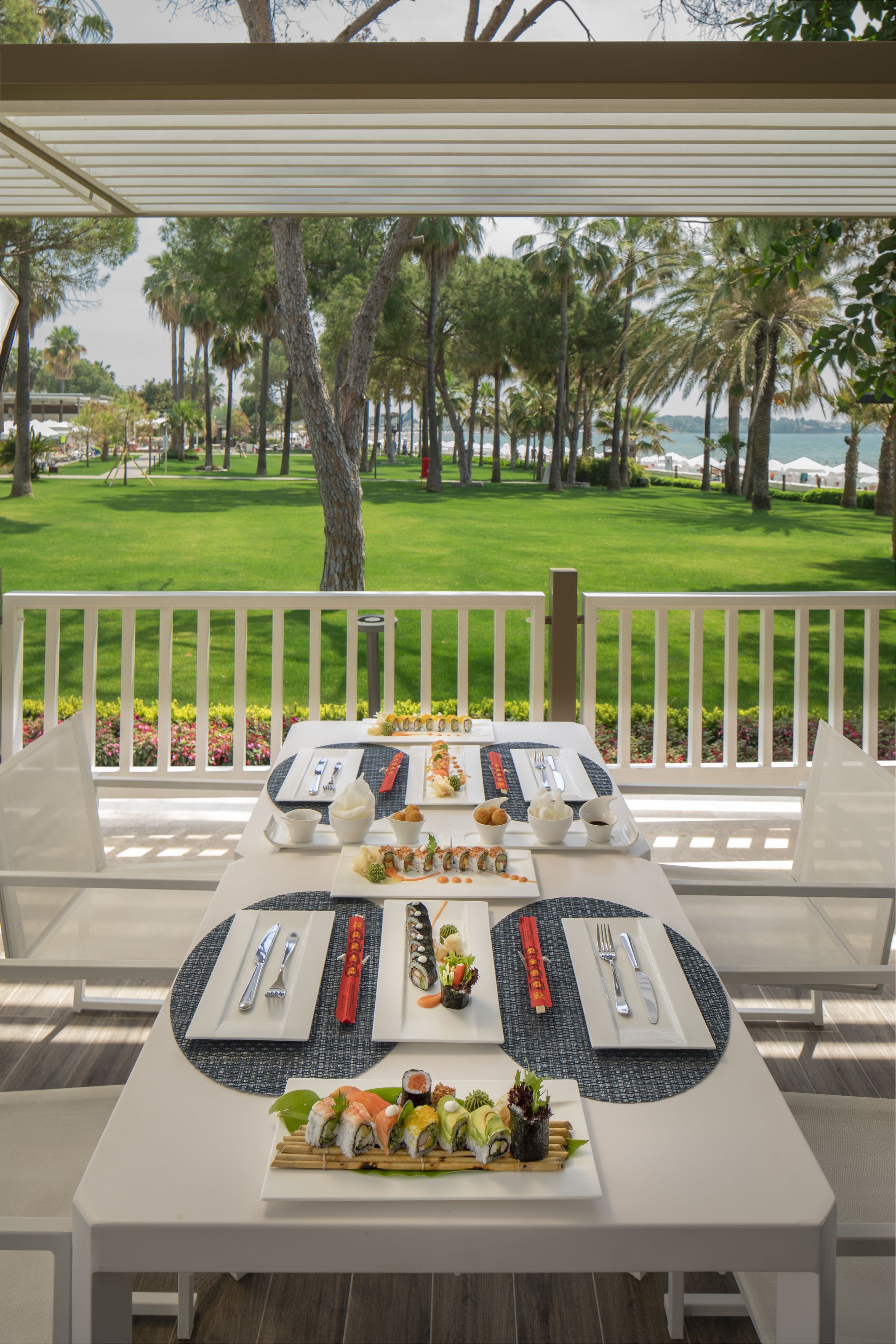 Acanthus Cennet Barut Collection